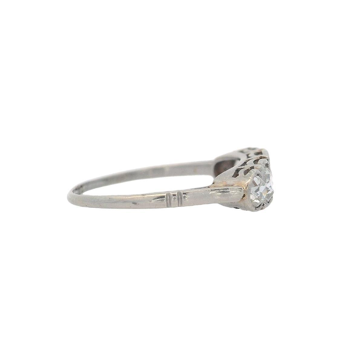Bague ancienne 1910 en or blanc 18 carats avec diamants Excellent état - En vente à Aventura, FL