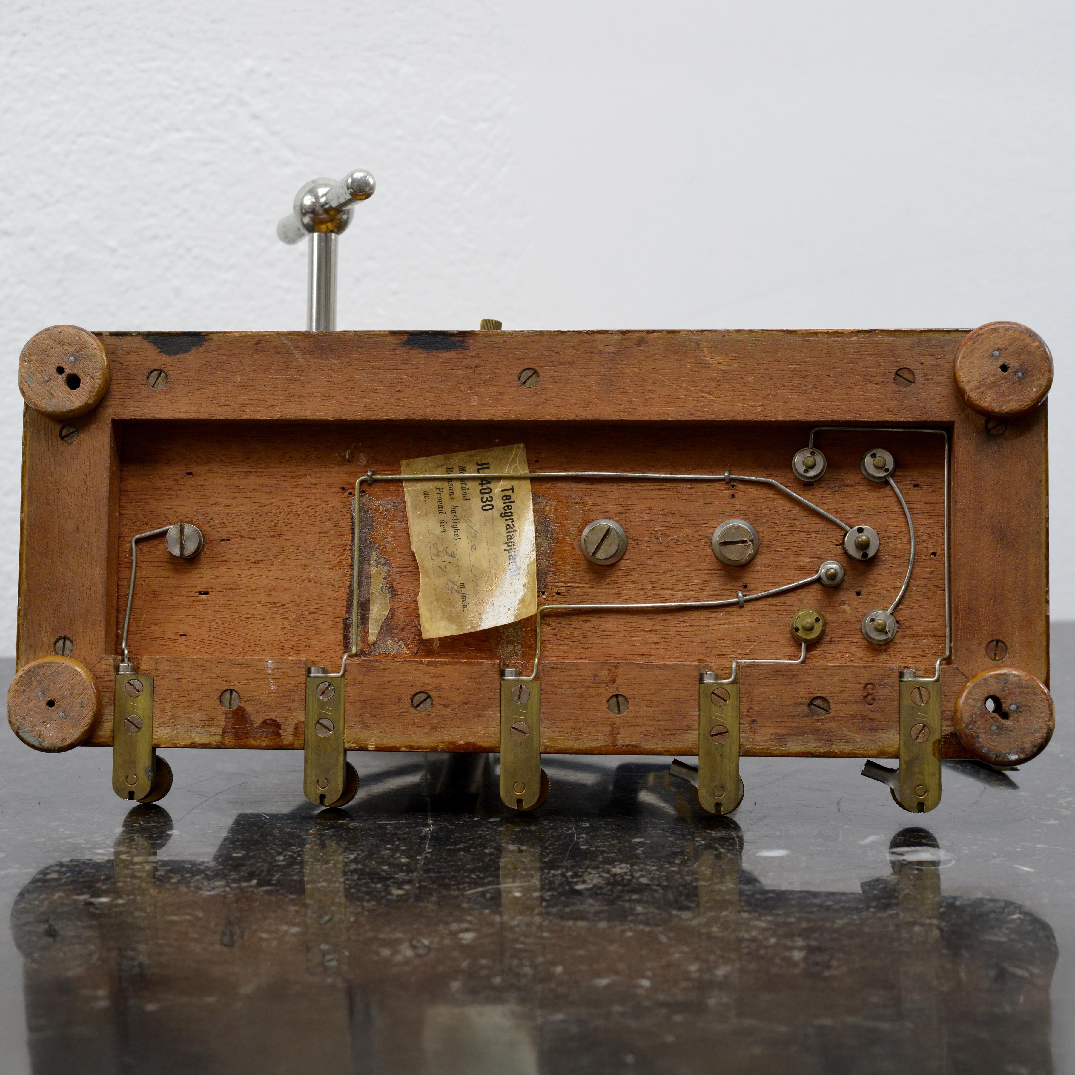 Registre télégraphique Morse LM Ericsson 1910 ancien, complet, en acajou et laiton en vente 3