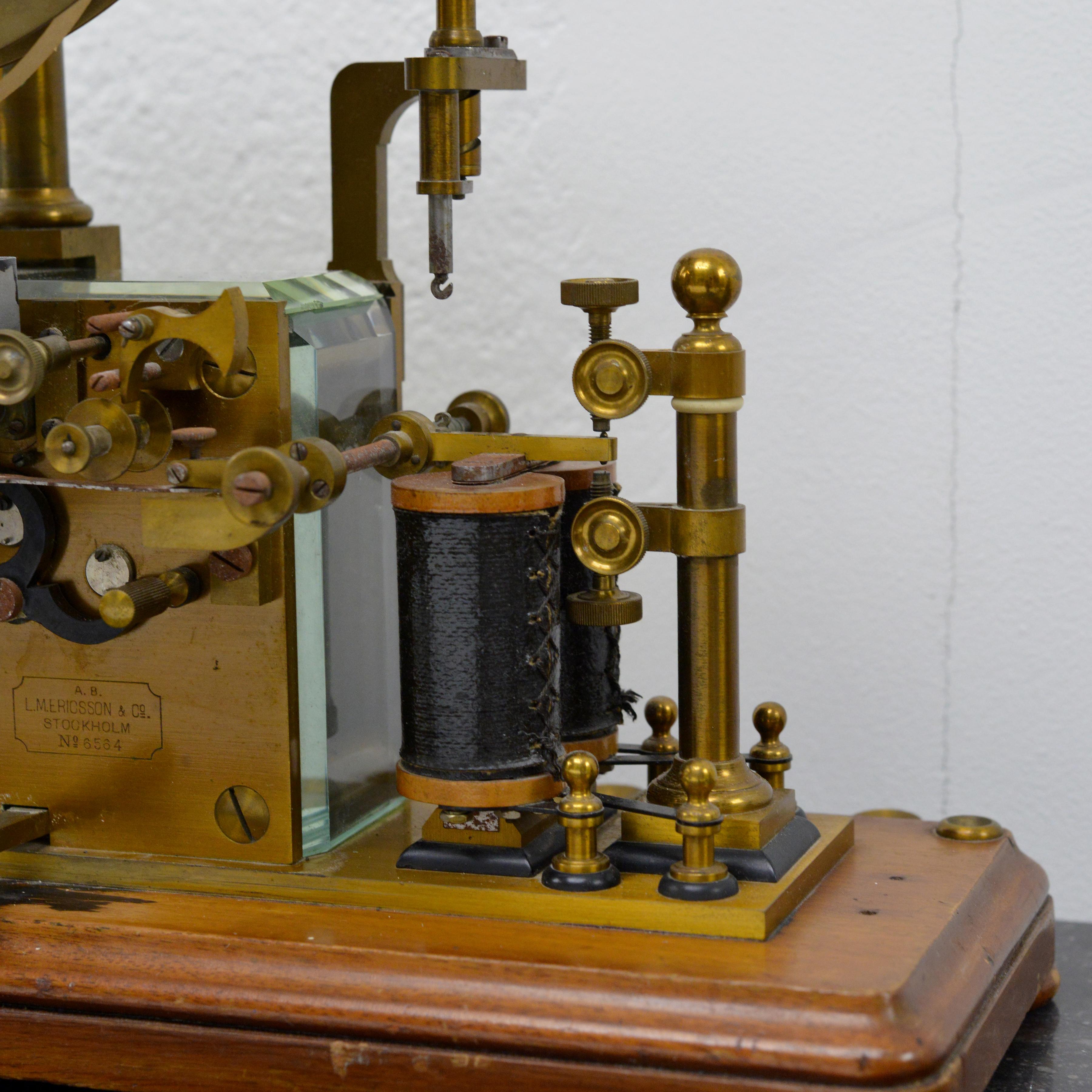 Registre télégraphique Morse LM Ericsson 1910 ancien, complet, en acajou et laiton Bon état - En vente à Sweden, SE