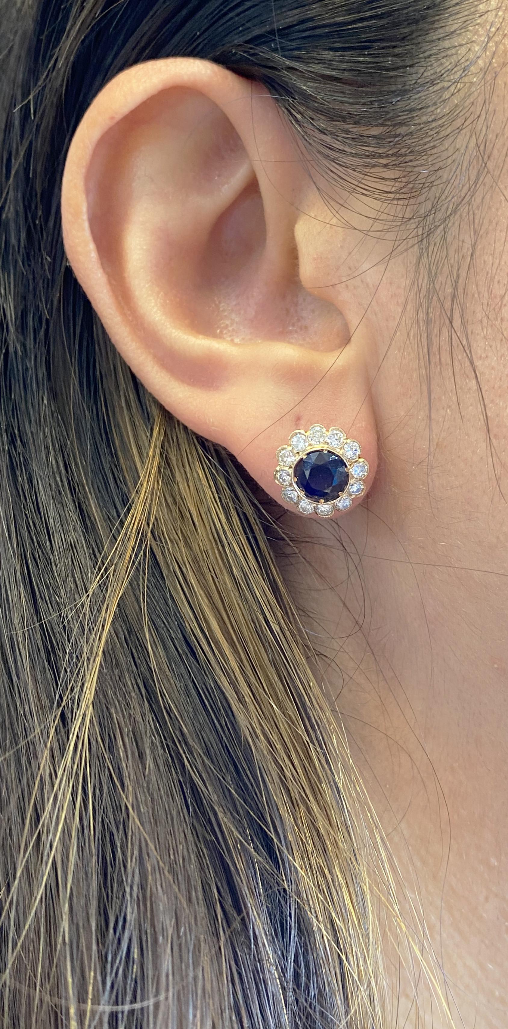 Nous vous présentons une époustouflante paire de boucles d'oreilles Rosetta antiques, réalisées avec soin en or jaune 18 carats. Au cœur de chaque boucle d'oreille se trouve un magnifique saphir de taille ronde, d'un poids total d'environ 2,10