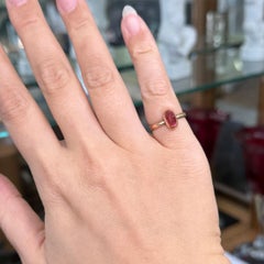 Anello antico con tormalina rosa "bullet cut" russa, risalente al 1910 circa, in oro giallo