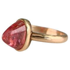 Anello antico con tormalina rosa "bullet cut" russa, risalente al 1910 circa, in oro giallo