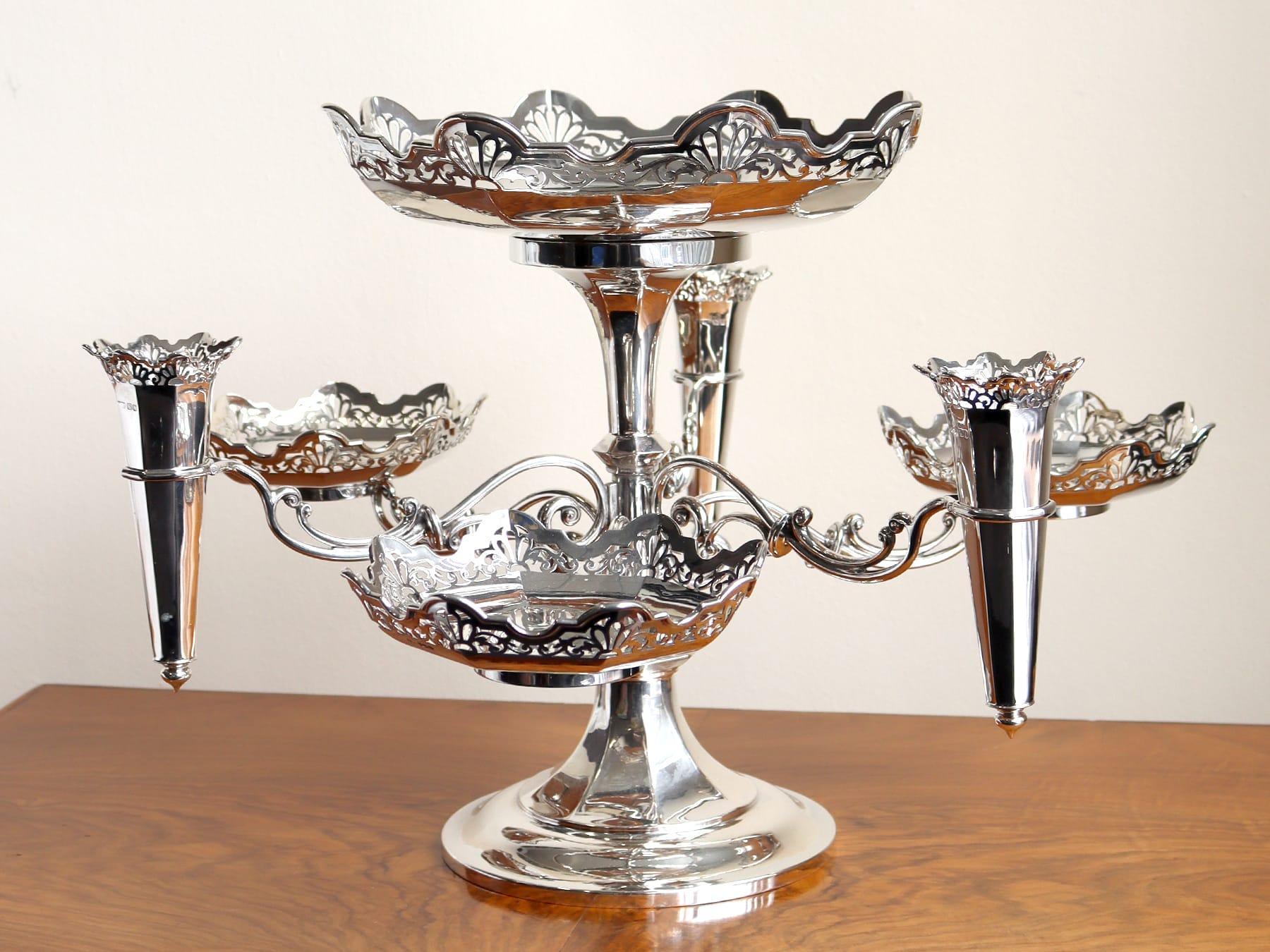 Eine prächtige, feine und beeindruckende antike George V. englische Sterling Silber epergne/centrepiece; eine Ergänzung zu unserer ornamentalen Silberwaren Sammlung

Dieser prächtige antike Tafelaufsatz aus Sterlingsilber von Georg V. hat eine