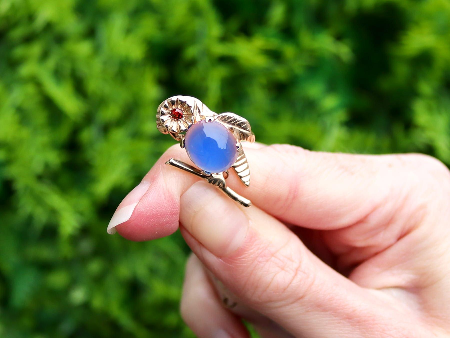 An impressive antique 2.94 carat dyed quartz and 0.03 carat hessonite garnet, 9 karat yellow gold bird brooch; part of our diverse vintage jewelry and estate jewelry collections.

This fine and impressive antique cabochon cut brooch has been crafted