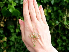 Pendentif / broche Art nouveau des années 1910 en or jaune avec péridot et perles de rocaille