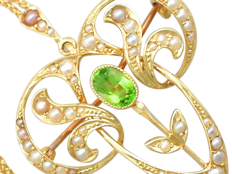 Antique 1910s Art Nouveau Peridot and Seed Pearl Yellow Gold Pendant / Brooch In Excellent Condition For Sale In Jesmond, Newcastle Upon Tyne