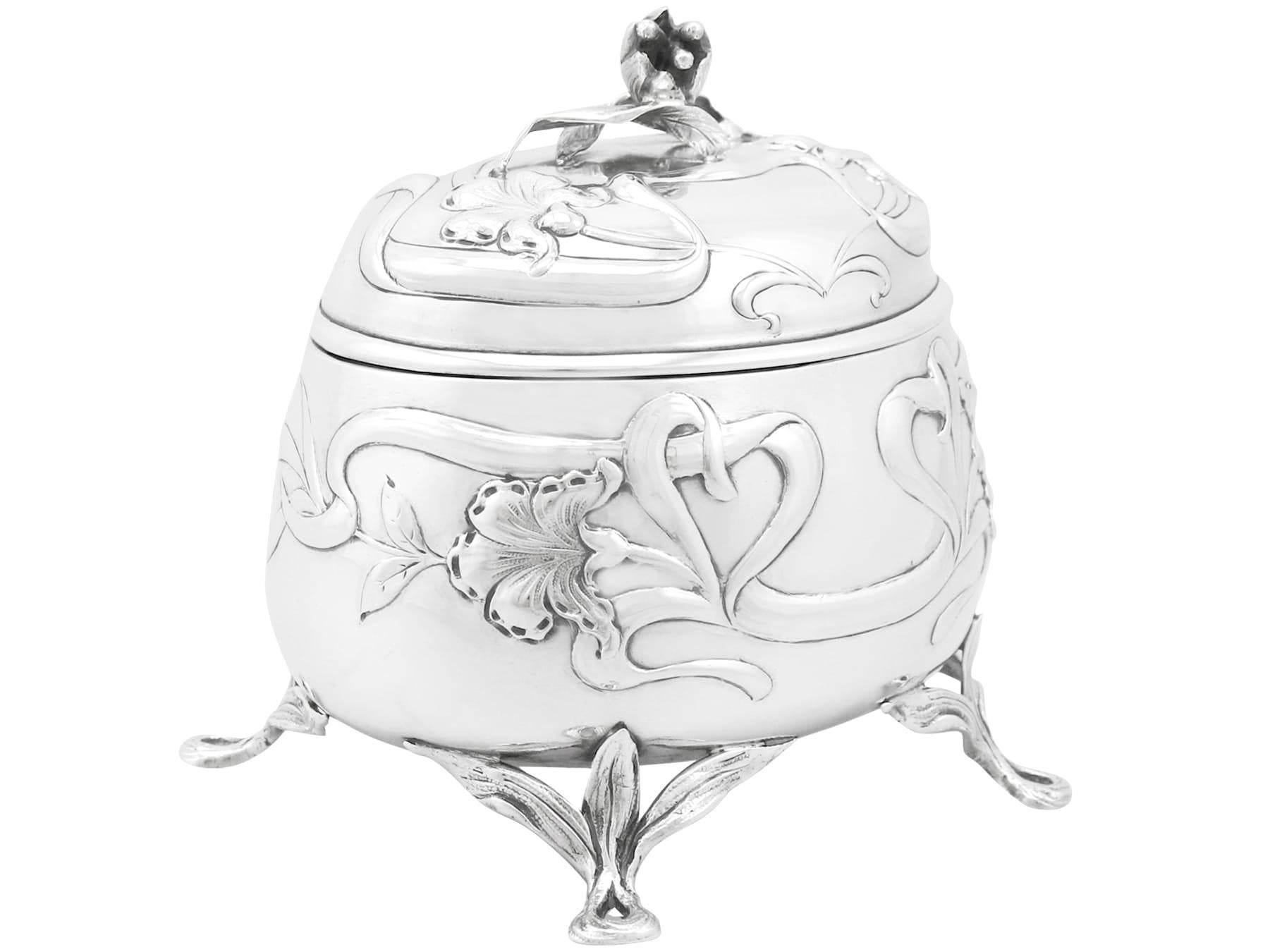 Ein außergewöhnliches, feines und beeindruckendes antikes österreichisch-ungarisches 800er Standard-Silber-Teegeschirr im Jugendstil; eine Ergänzung zu unserer Silber-Teegeschirr-Sammlung.

Diese außergewöhnliche österreichisch-ungarische Teedose