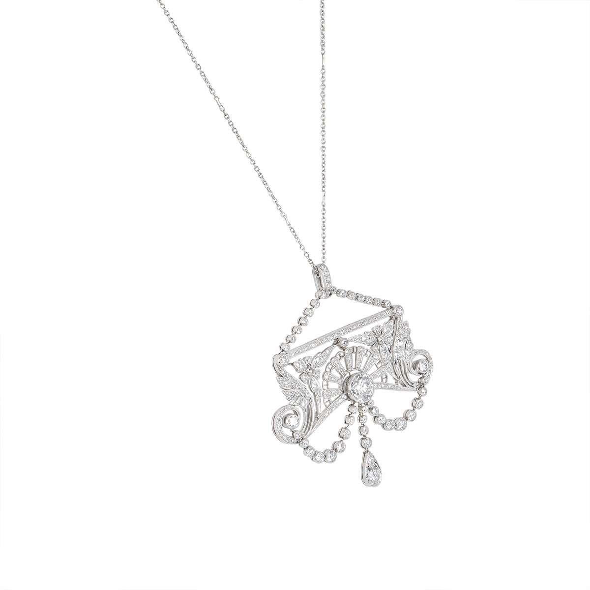 Exceptionnel pendentif en diamant du début du 20e siècle en platine vers 1910. Bel exemple de son époque, le pendentif est serti au centre d'un diamant taille ancienne européenne pesant environ 1,40ct, de couleur F, de pureté P1 (Pique). Le diamant
