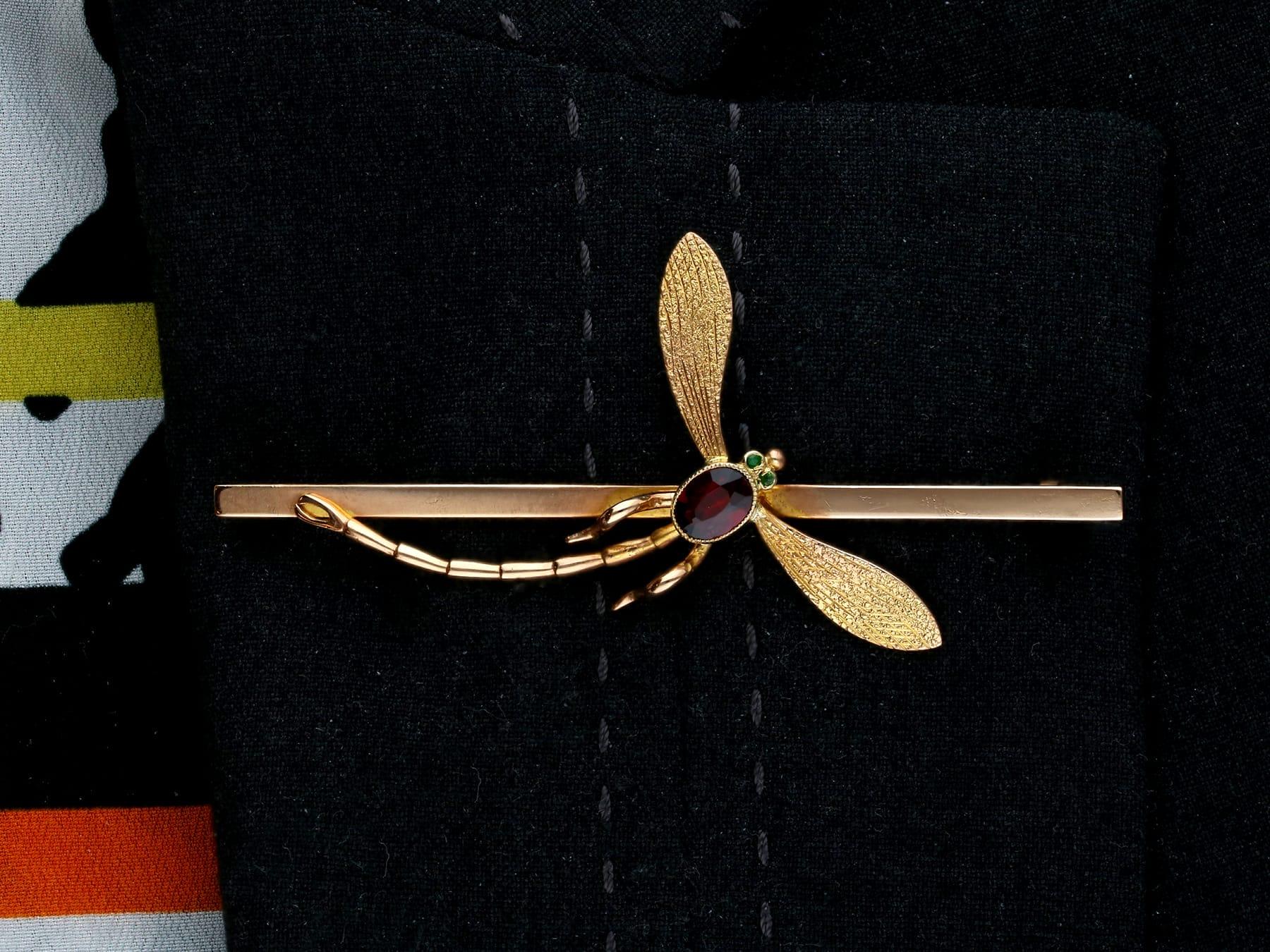 Antique 1910s Emerald and Garnet Yellow Gold Dragonfly Brooch For Sale 5