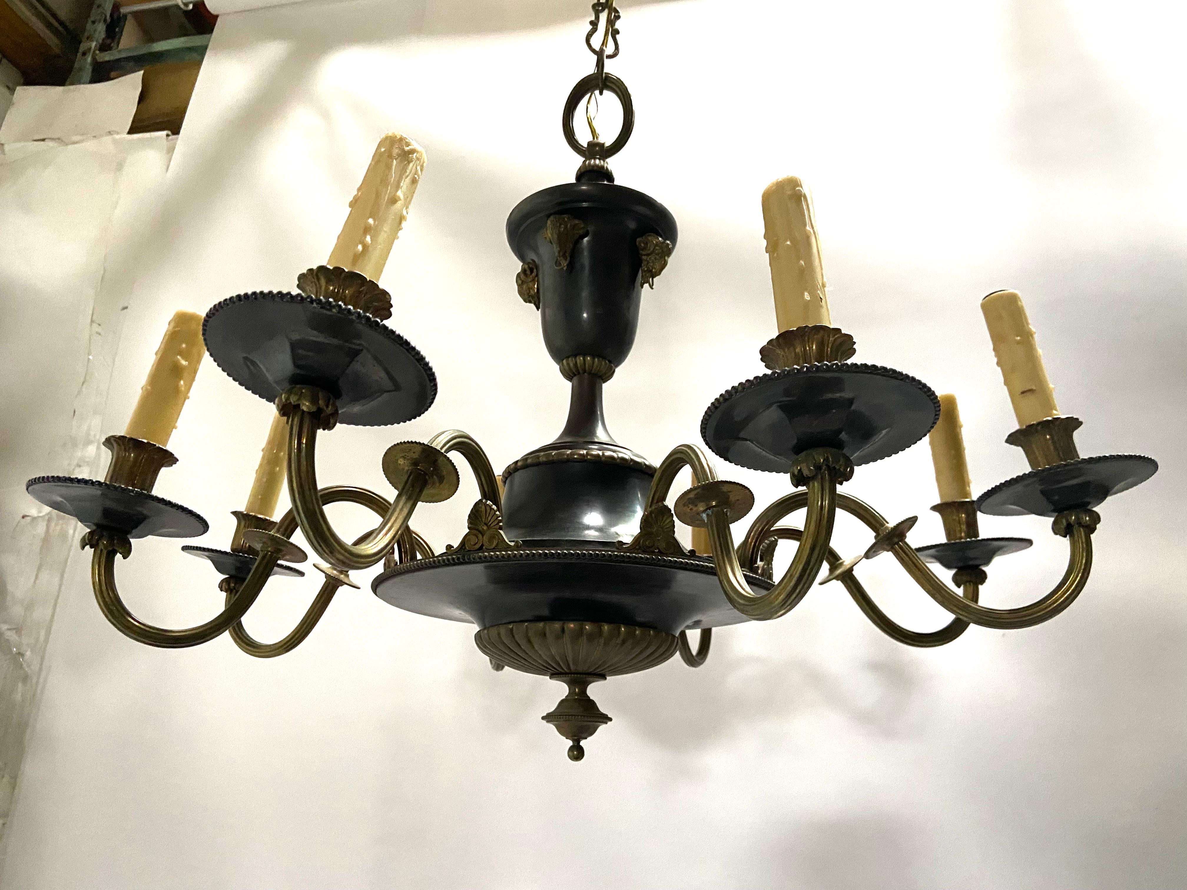 Lustre ancien à huit lumières en bronze de style Empire français des années 1910 en vente 3
