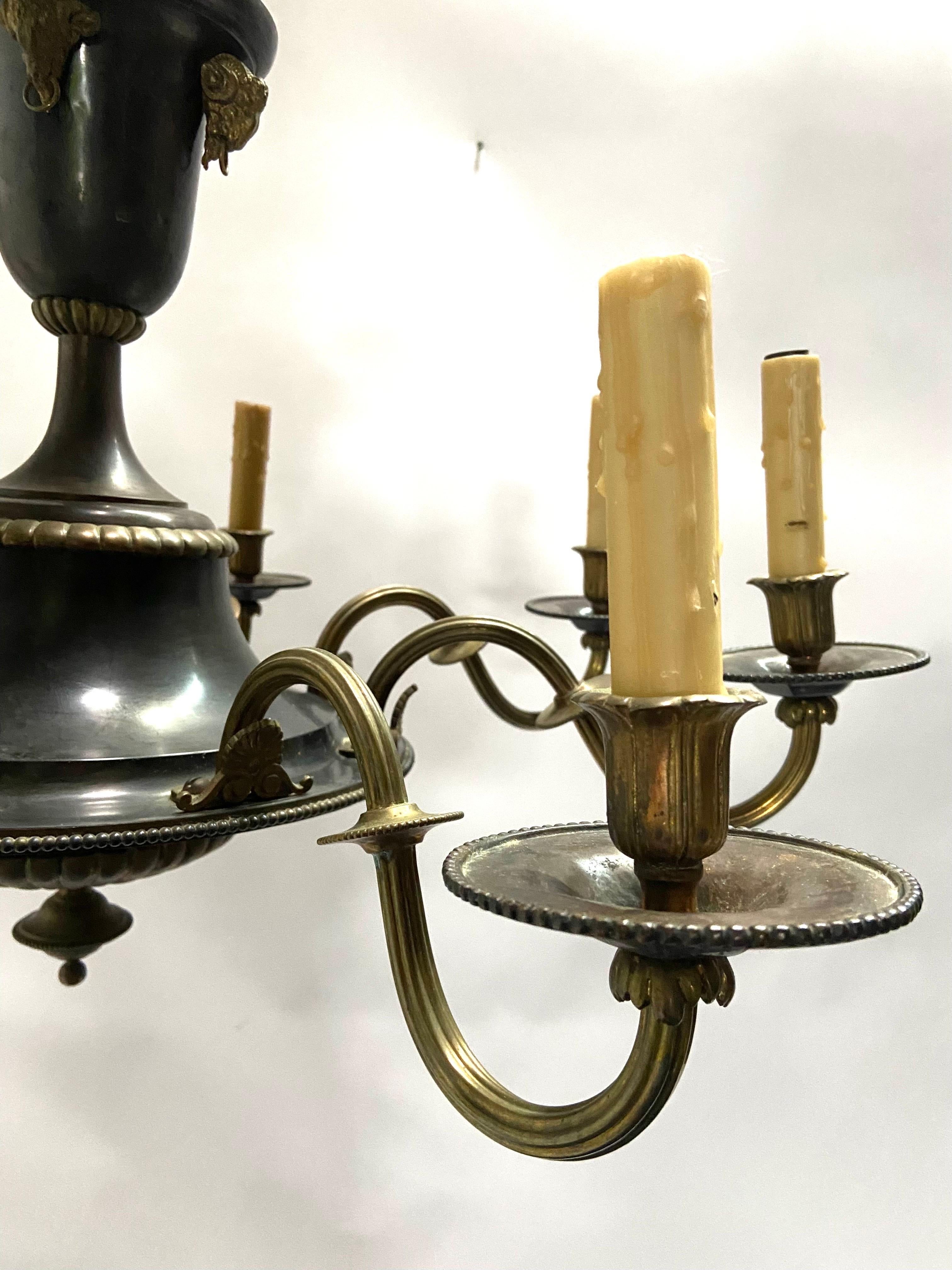 Antiker achtflammiger Kronleuchter im französischen Empire-Stil aus Bronze, 1910er Jahre (Empire Revival) im Angebot