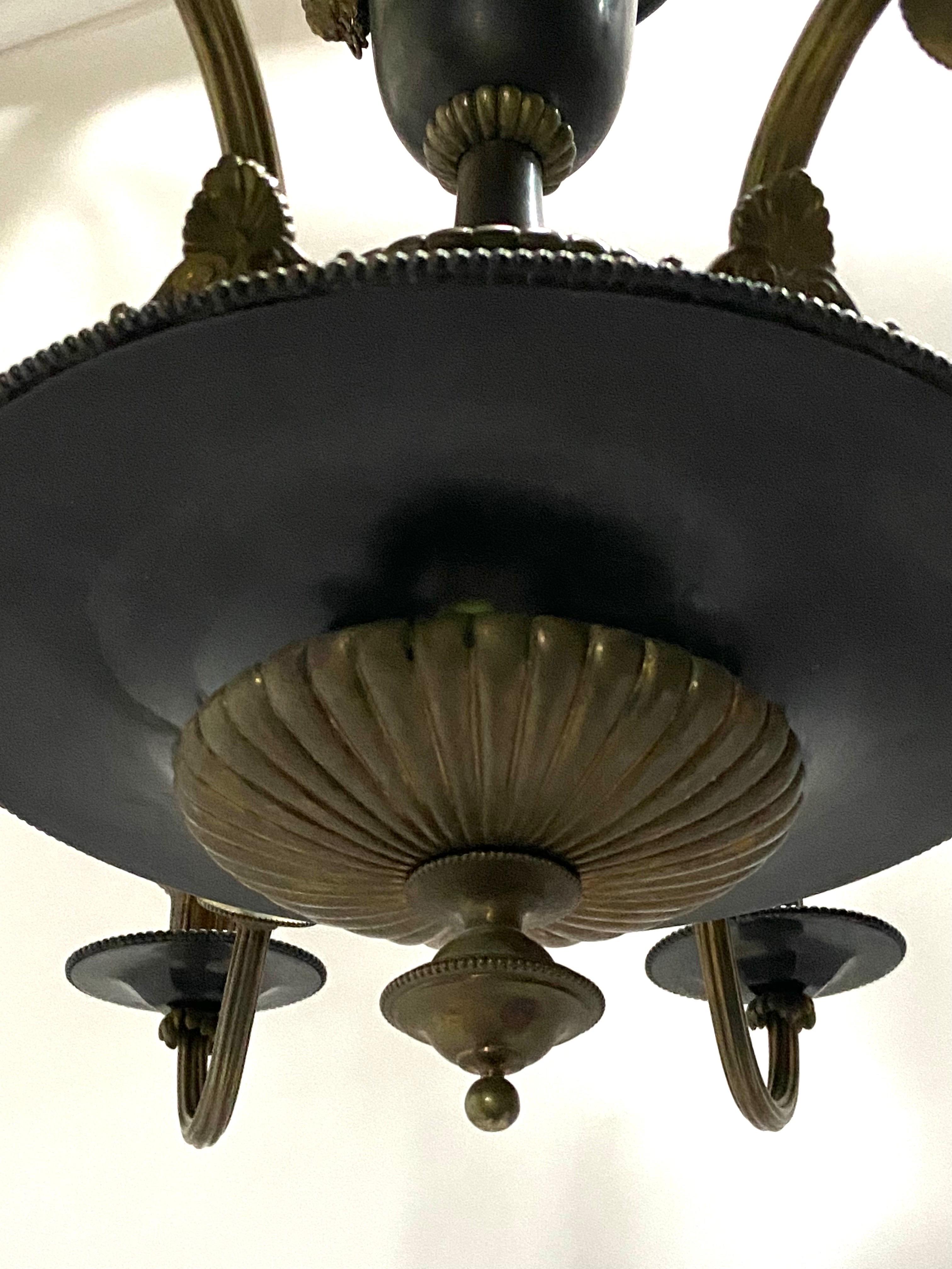 Américain Lustre ancien à huit lumières en bronze de style Empire français des années 1910 en vente