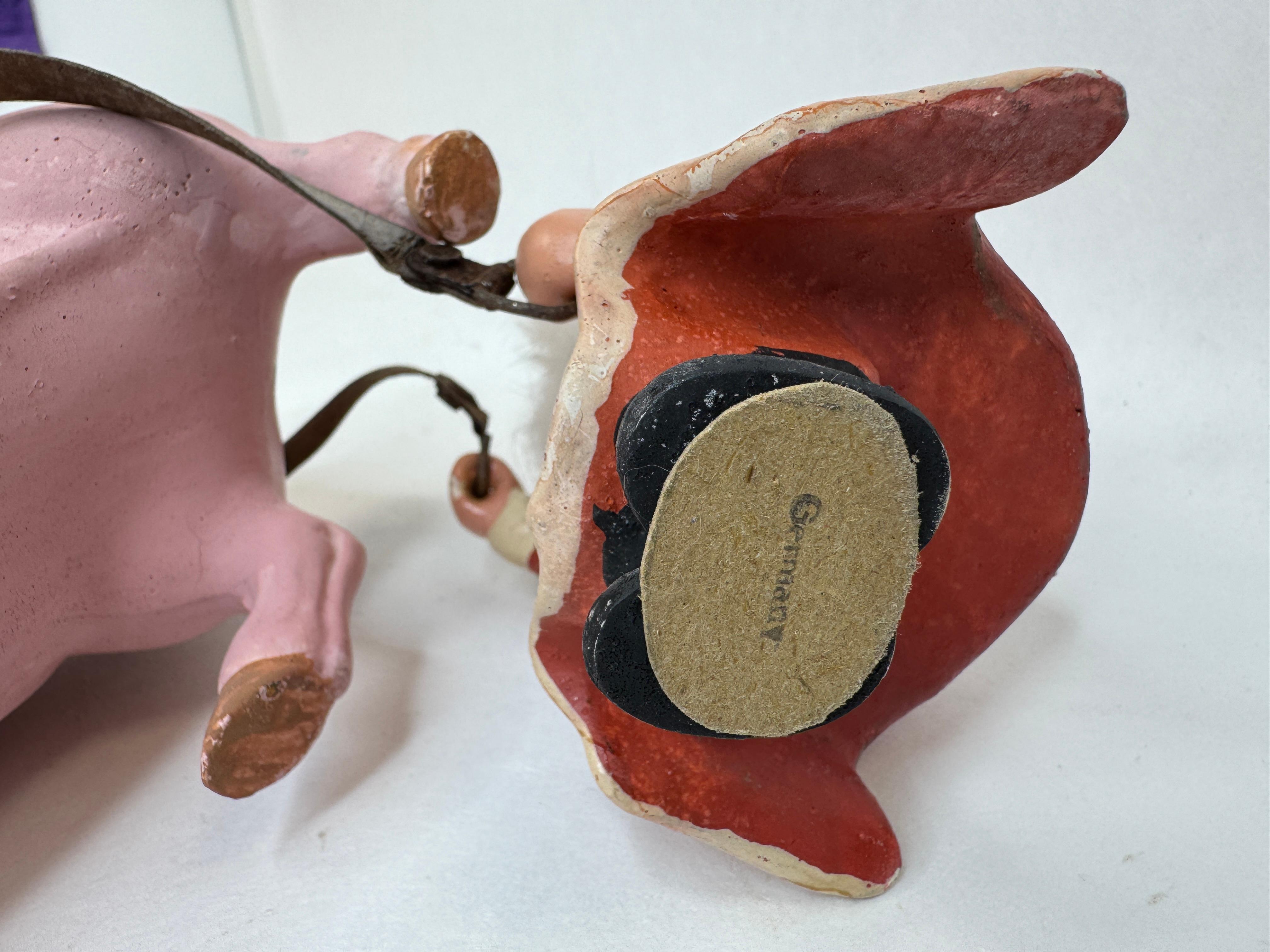 Antico Babbo Natale tedesco del 1910 con figura di Belsnickle su slitta trainata da un maiale rosa in vendita 11