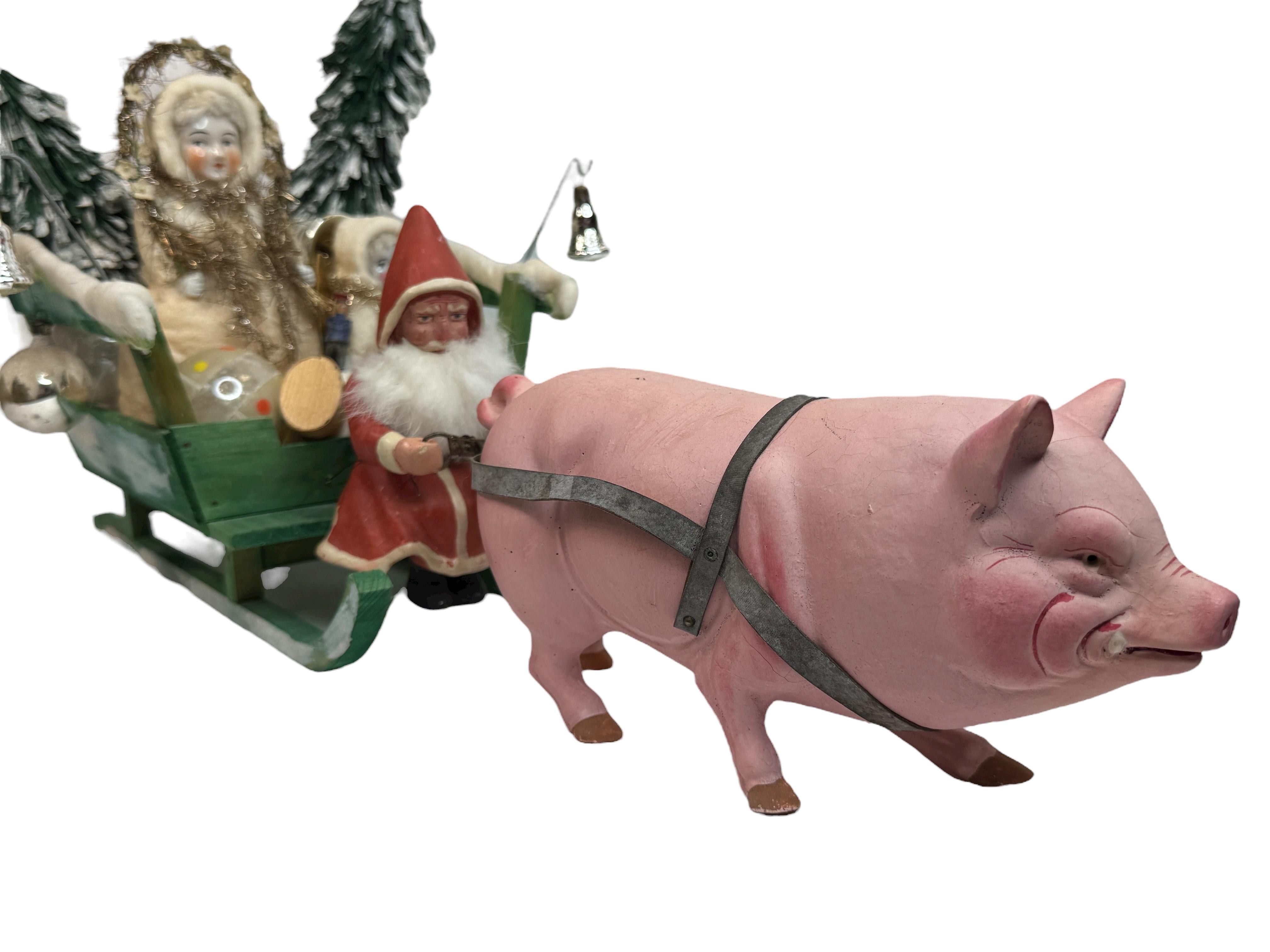 Arte popolare Antico Babbo Natale tedesco del 1910 con figura di Belsnickle su slitta trainata da un maiale rosa in vendita