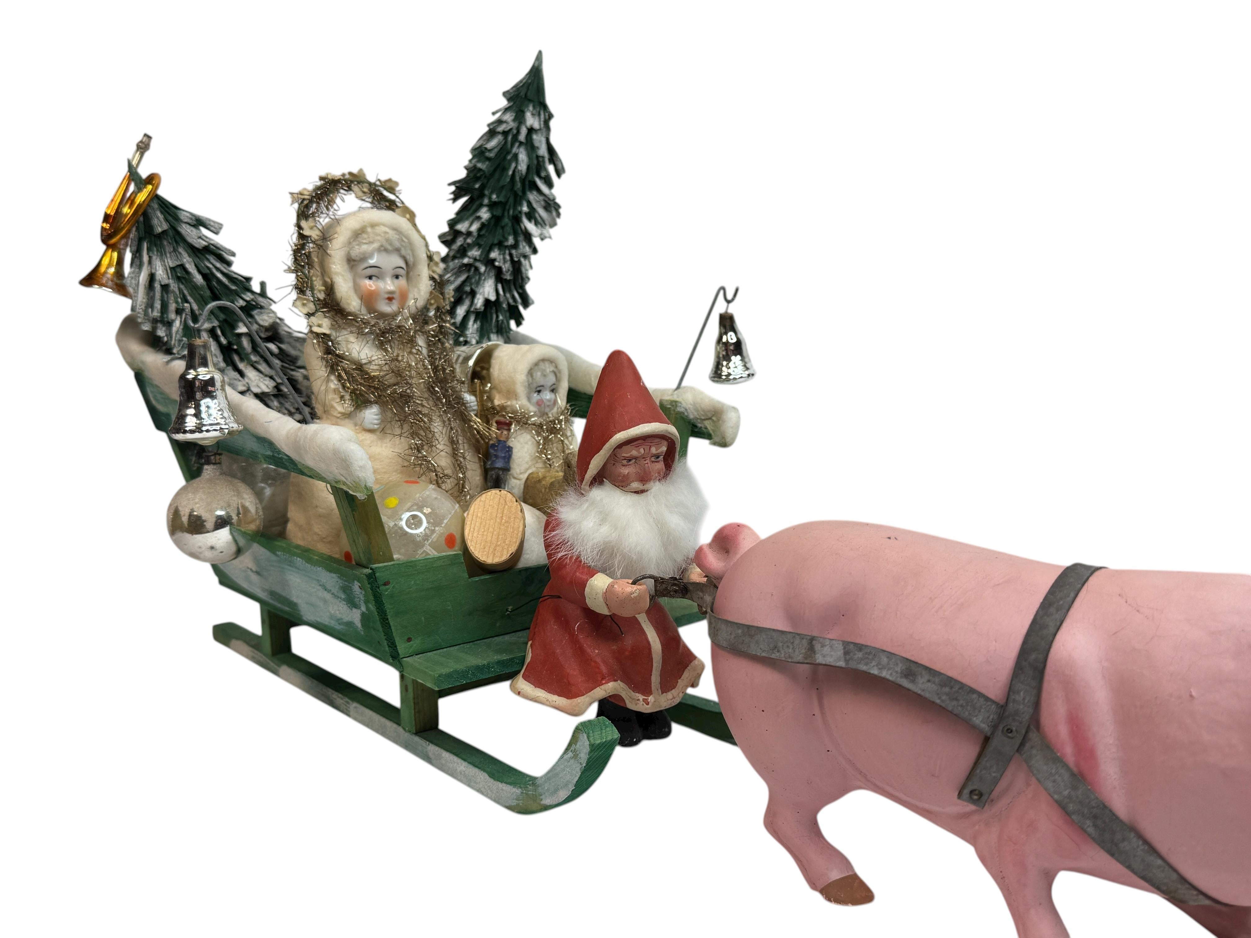 Tedesco Antico Babbo Natale tedesco del 1910 con figura di Belsnickle su slitta trainata da un maiale rosa in vendita