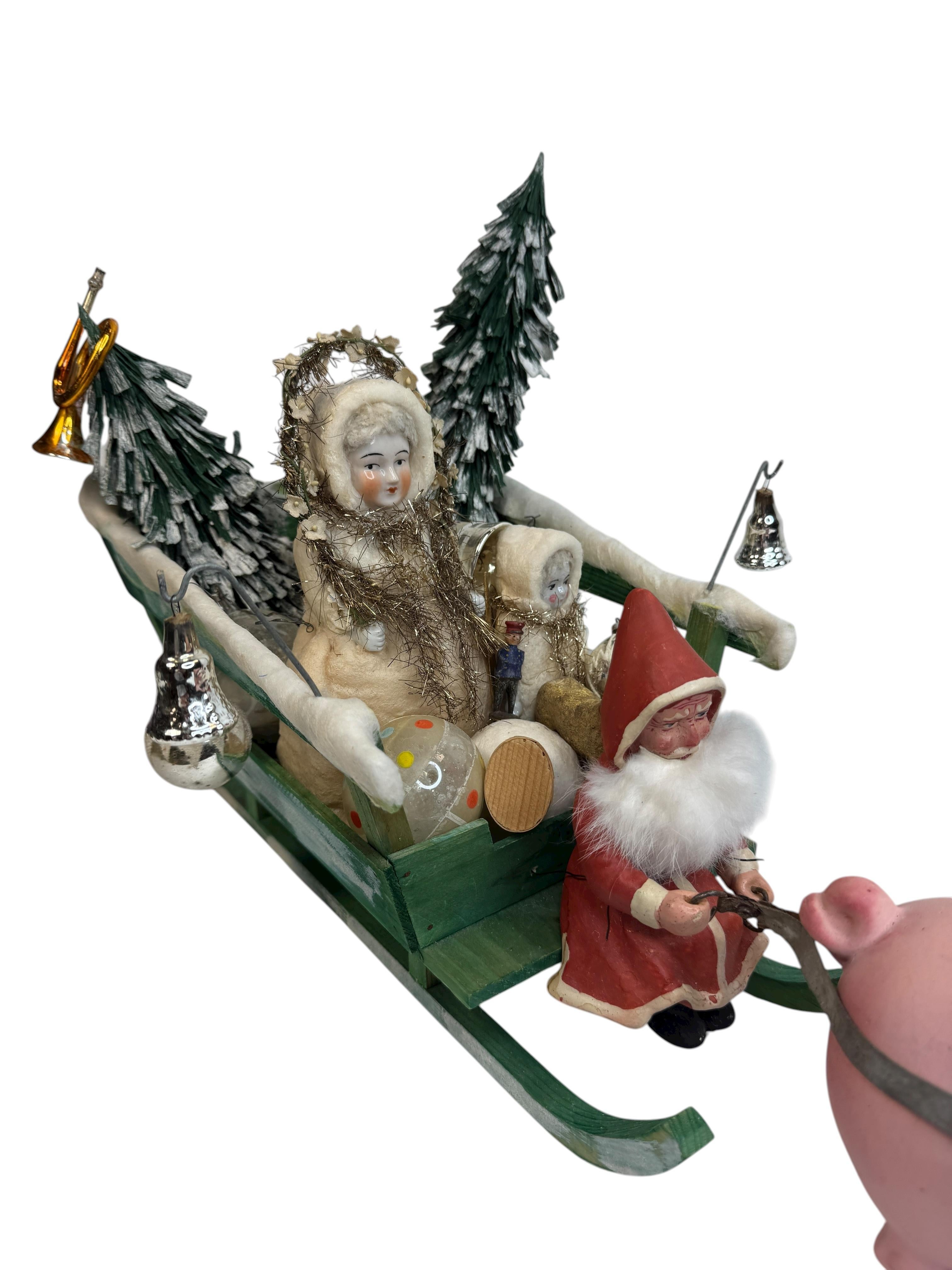 Fatto a mano Antico Babbo Natale tedesco del 1910 con figura di Belsnickle su slitta trainata da un maiale rosa in vendita