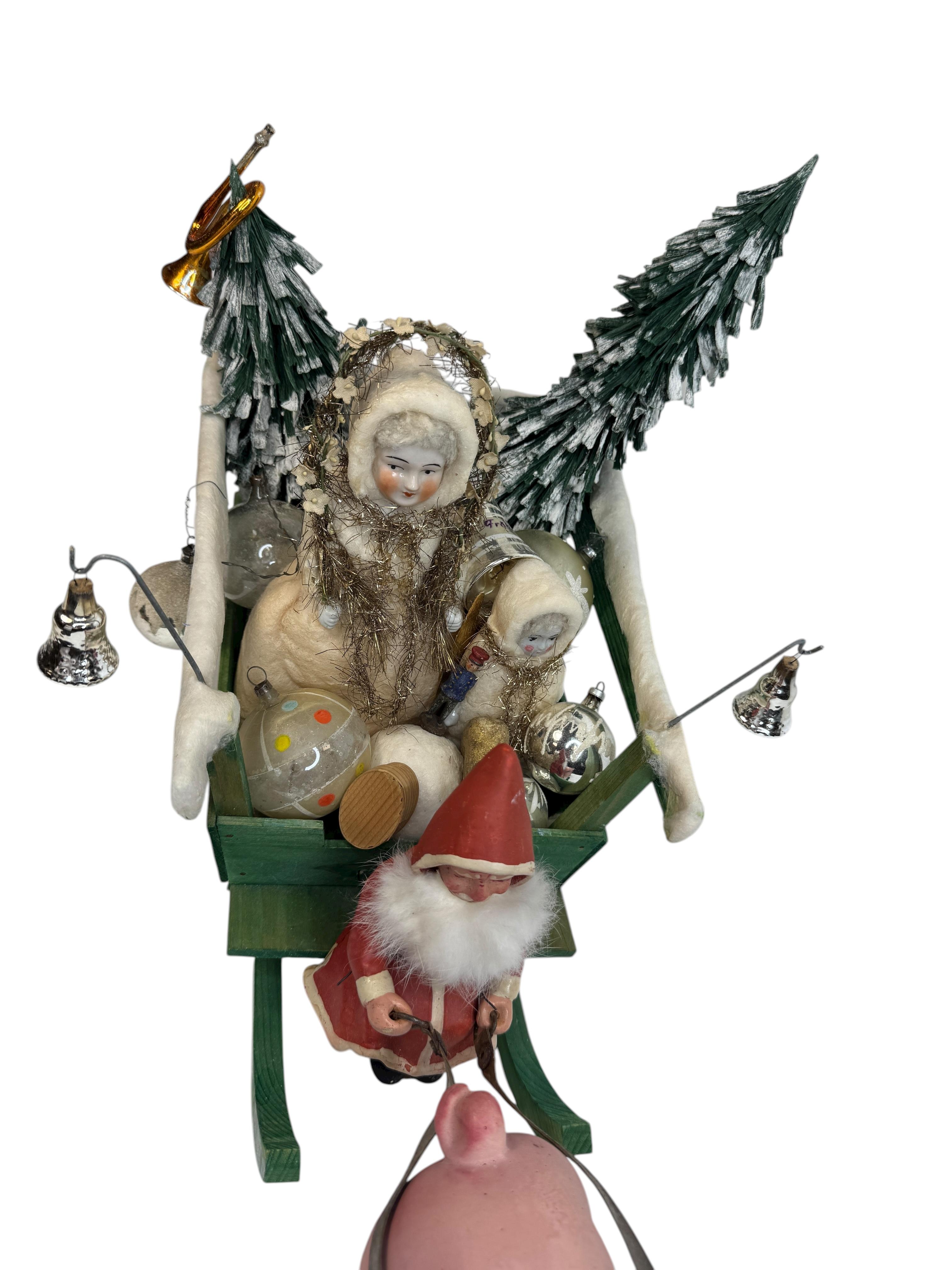Antico Babbo Natale tedesco del 1910 con figura di Belsnickle su slitta trainata da un maiale rosa In condizioni buone in vendita a Nuernberg, DE