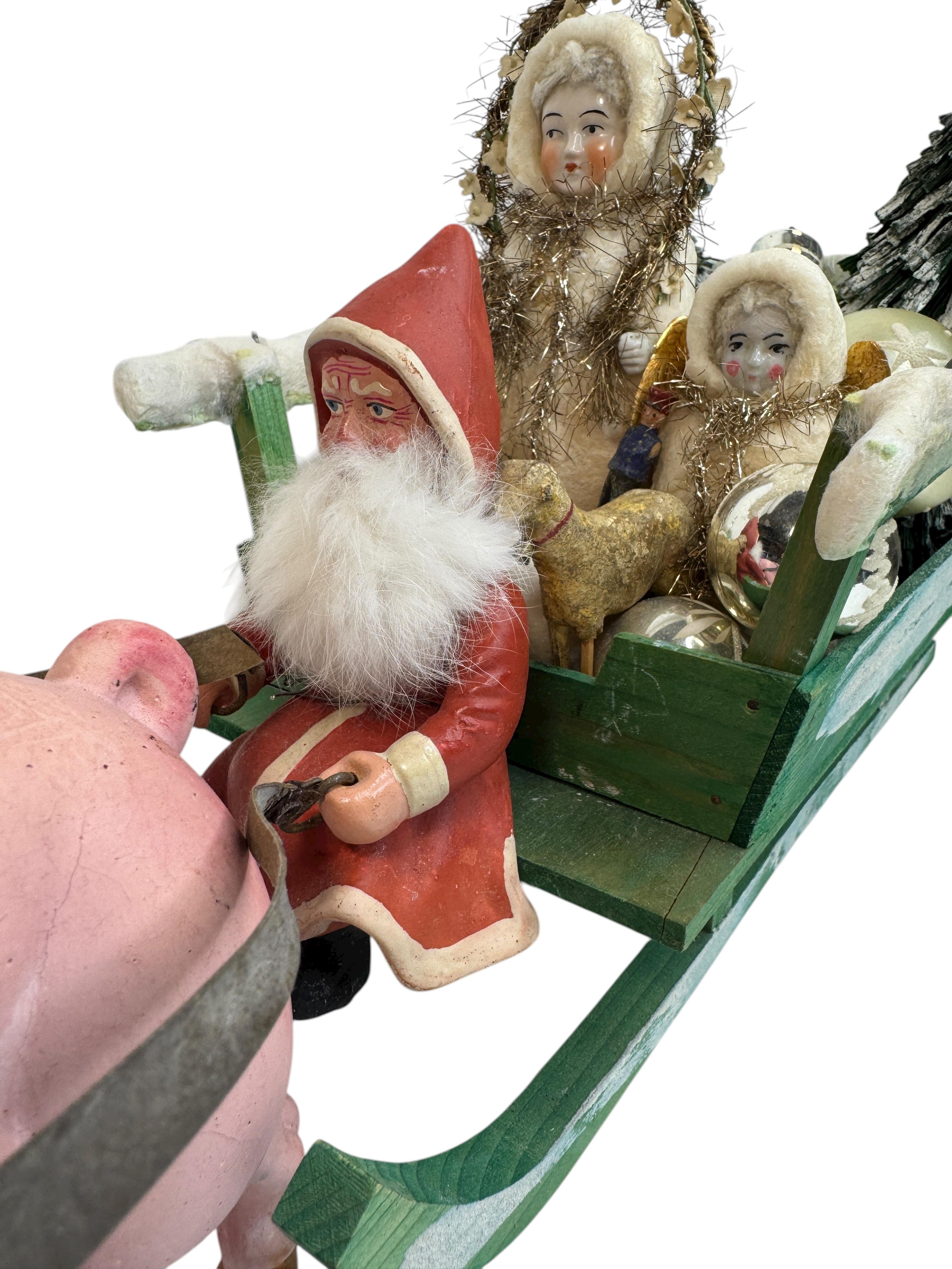 XX secolo Antico Babbo Natale tedesco del 1910 con figura di Belsnickle su slitta trainata da un maiale rosa in vendita