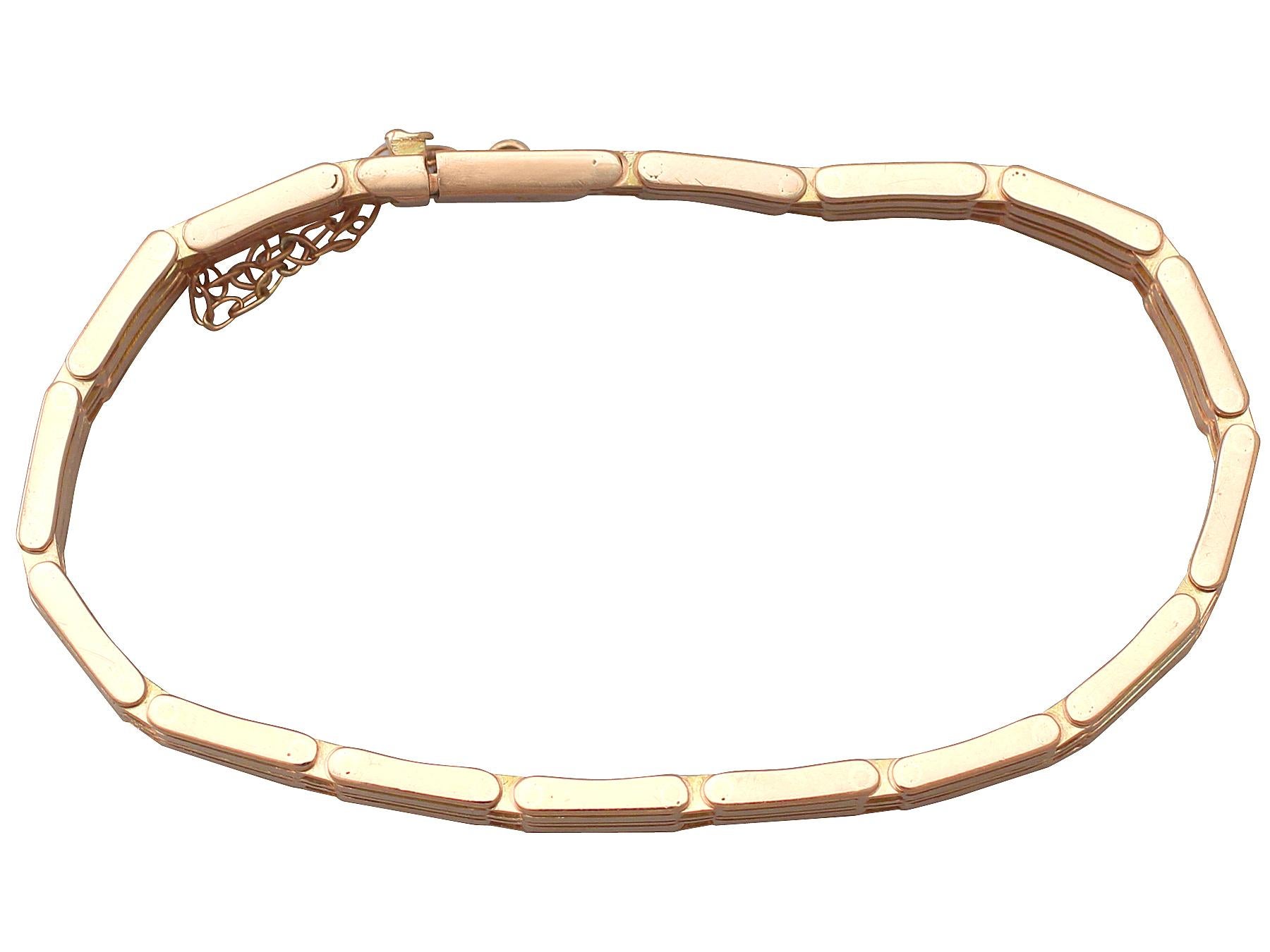 A fine and impressive antique 10 karat rose gold gate link bracelet; part of our diverse antique jewelry and estate jewelry collections

This fine and impressive antique gate bracelet has been crafted in 10k rose gold.

The sixteen sets of longer