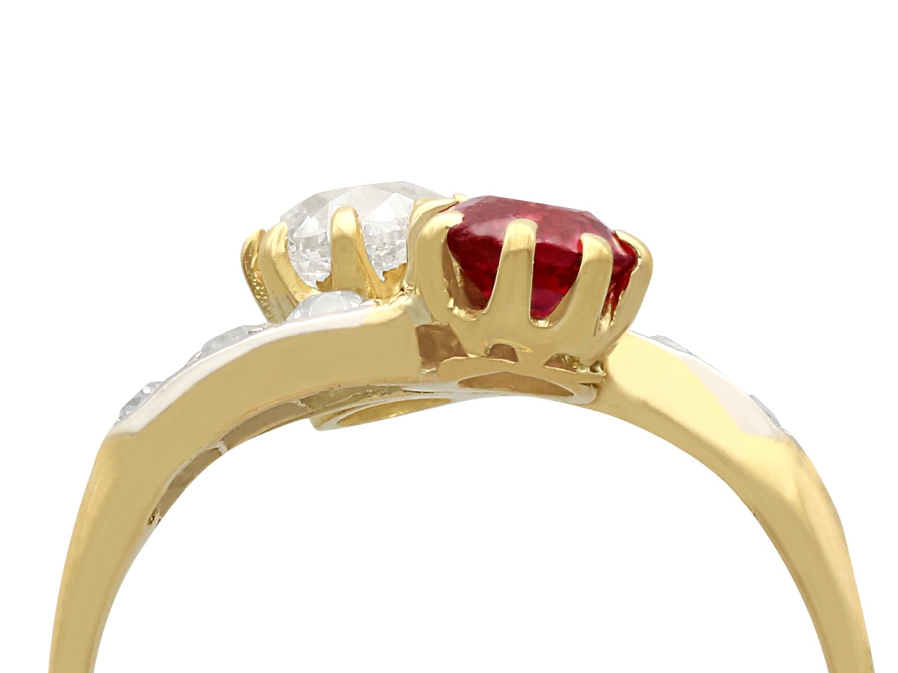 Impressionnante bague torsadée ancienne en or jaune 18k et or blanc 18k, sertie d'un rubis de 0,70 ct et d'un diamant de 0,85 ct ; elle fait partie de nos diverses collections de bijoux anciens.

Cette bague torsadée en rubis et diamants, fine et