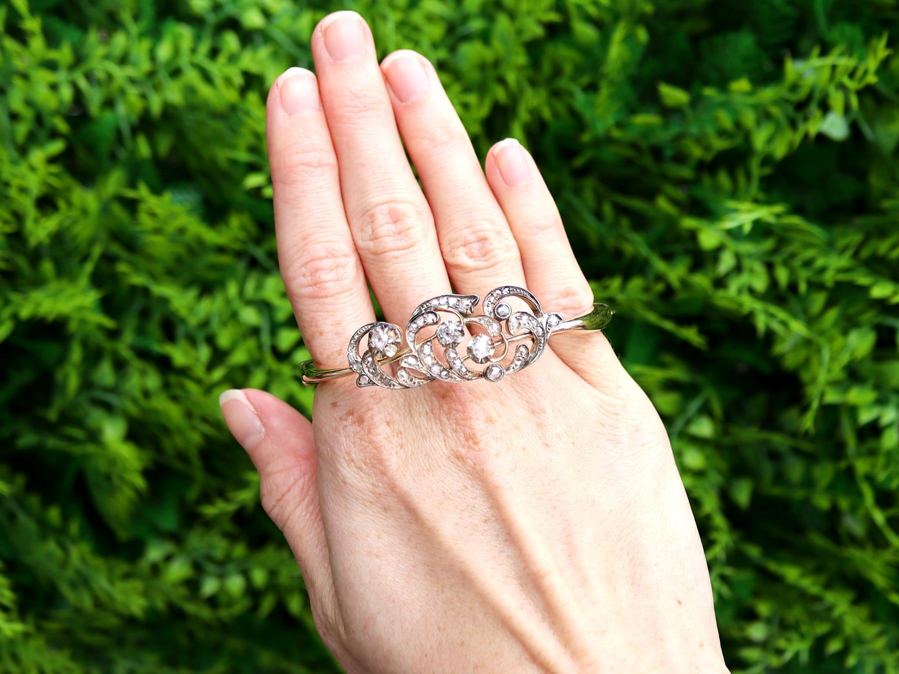 Un magnifique bracelet russe ancien serti d'un diamant de 1,16 carat et d'or jaune 14k, or blanc 14k ; faisant partie de nos diverses collections de bijoux anciens.

Ce magnifique bracelet en diamant, fin et impressionnant, a été réalisé en or jaune