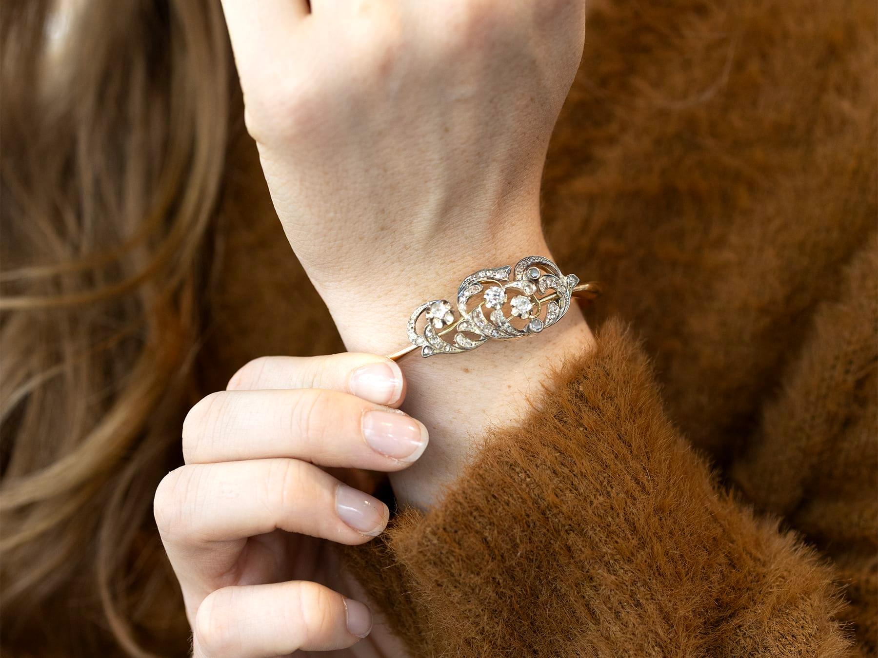 Taille ronde Bracelet jonc russe ancien des années 1910 en or jaune et diamants de 1,16 carat en vente