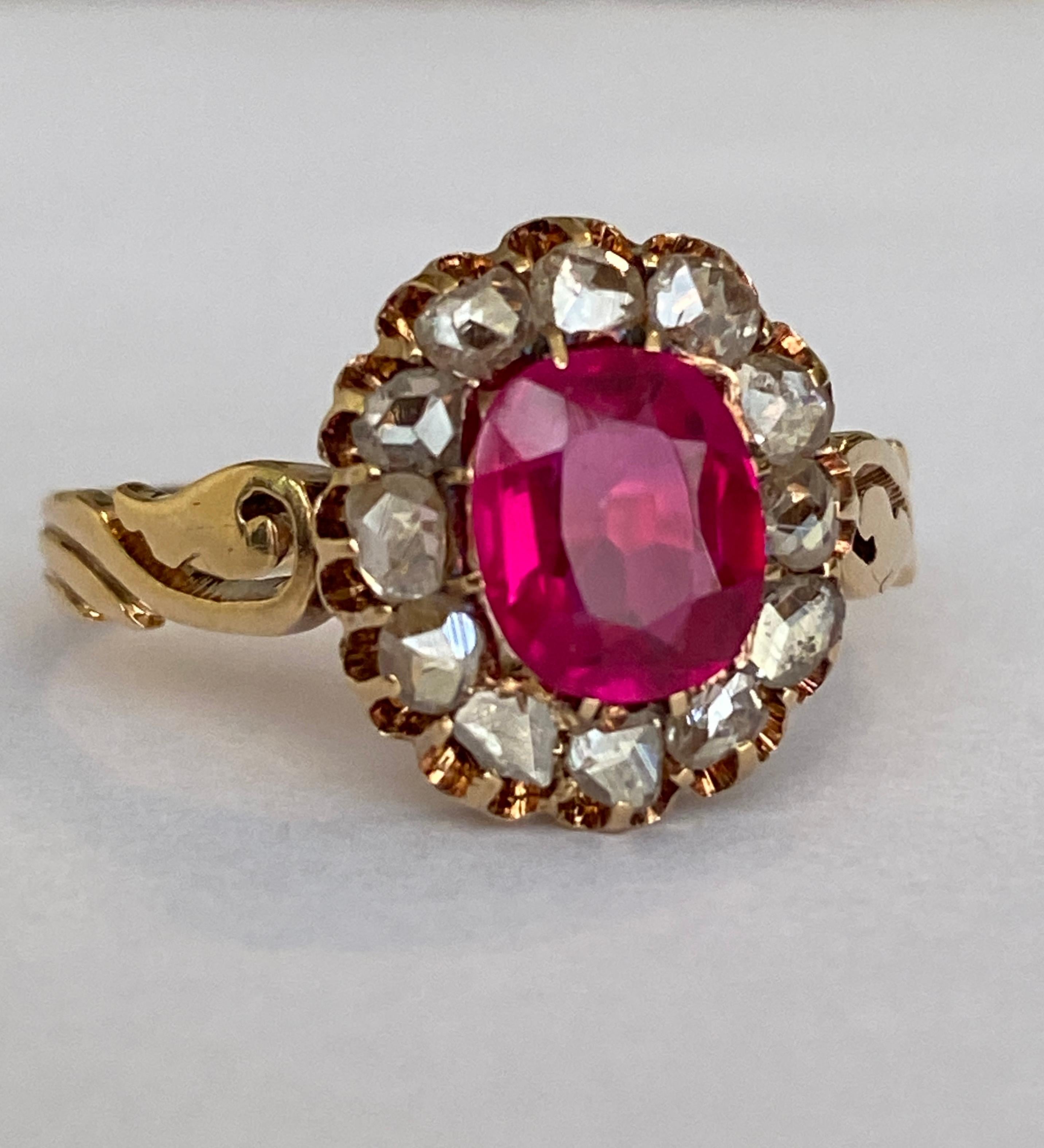 Un elegante anello russo dei primi del Novecento con un rubino sintetico di circa 2,20 carati, originale del pezzo, incastonato in una sostanziosa montatura in oro rosa 14K. Il vibrante e 