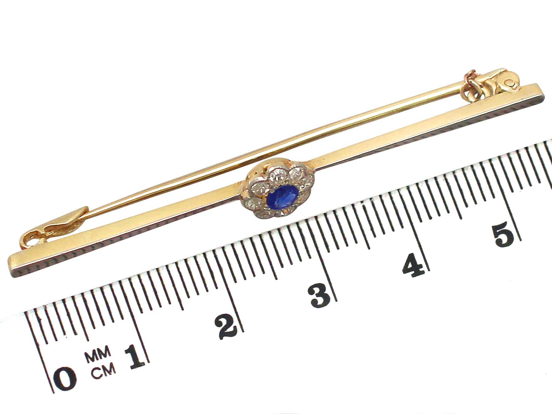 Antique 1910s Sapphire and Diamond Cluster Yellow Gold Bar Brooch In Excellent Condition For Sale In Jesmond, Newcastle Upon Tyne