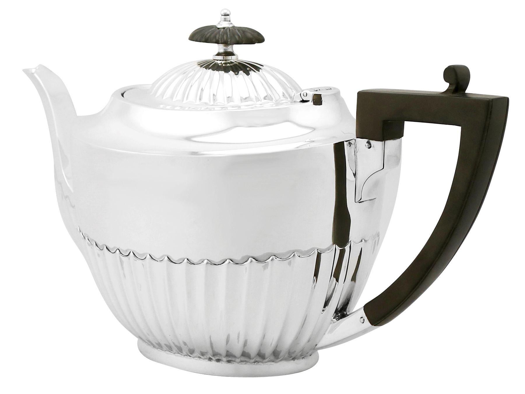 Antiguo servicio de té de tres piezas de plata de ley de la década de 1910 siglo XX en venta