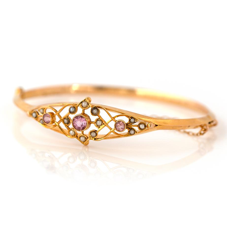 Bracelet en or jaune 15ct, orné de pierres précieuses anciennes. Orné de trois pierres précieuses rondes en tourmaline rose, chacune méticuleusement sertie pour capter la lumière avec une douce lueur rosée. De délicates perles de rocaille complètent