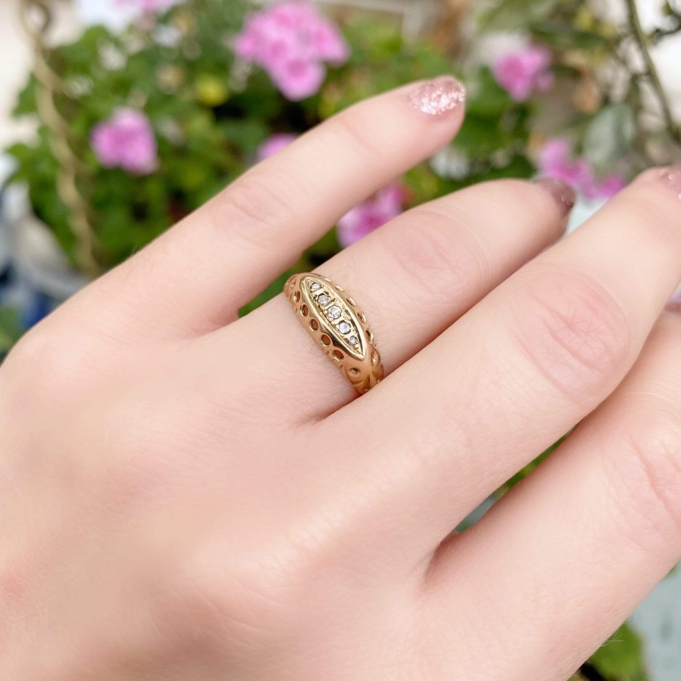 Diamanten symbolisieren Unschuld und Liebe, sie sind der Geburtsstein des Monats April. Dieser klassische Ring aus 18 Karat Gold ist mit fünf antiken Diamanten in einer kunstvollen Fassung versehen. Der Ring ist mit einer Reihe von Punzen versehen,