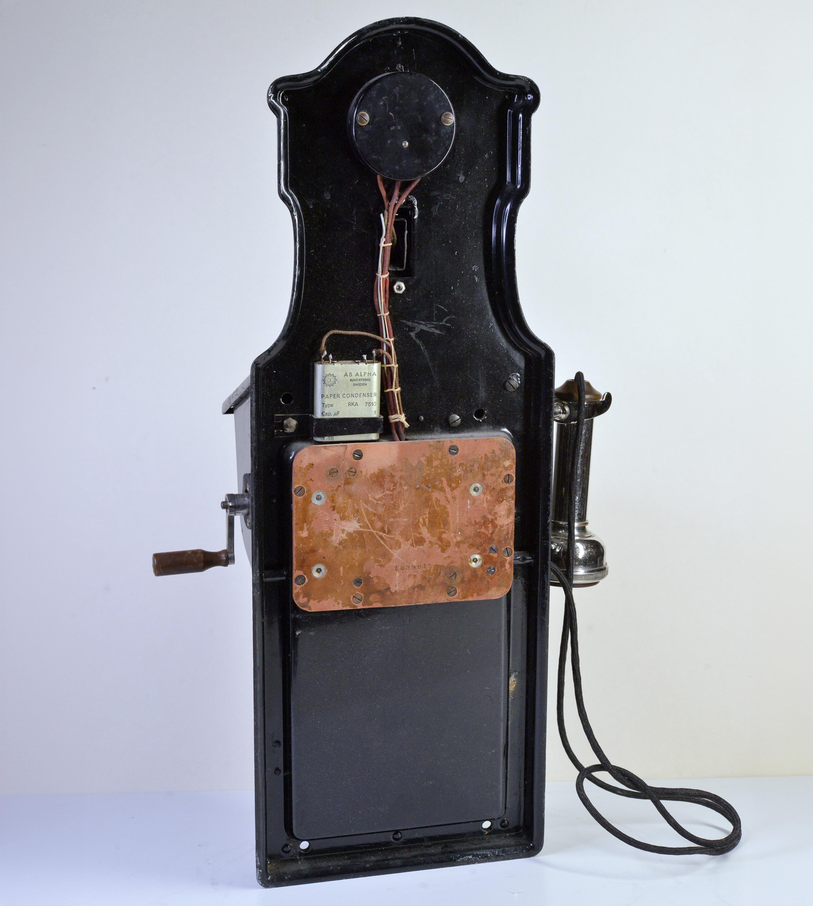 XX secolo Antico telefono ferroviario del 1912 con asta lunga e magnete a manovella di I.L.A. Ericsson