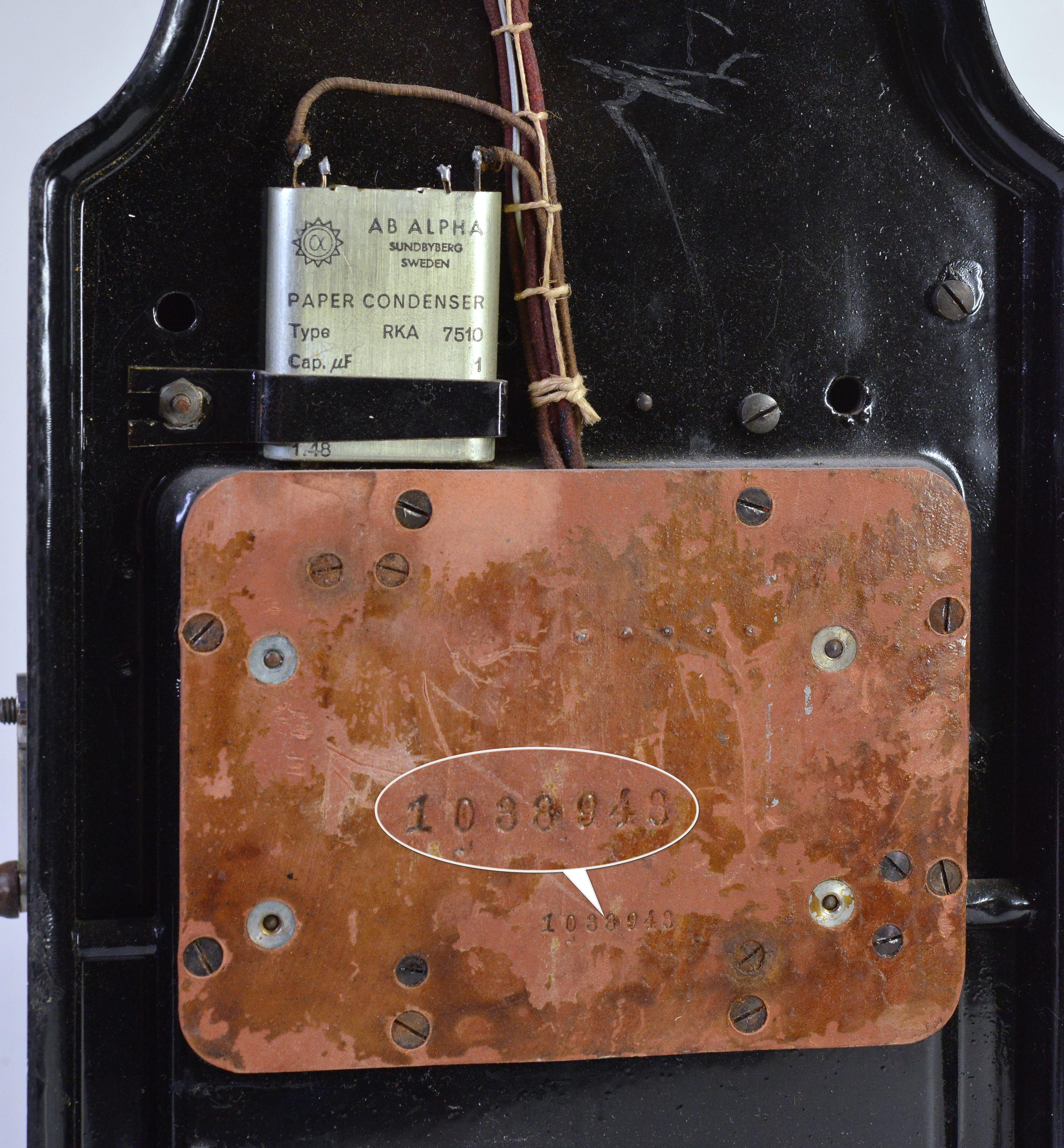 Metallo Antico telefono ferroviario del 1912 con asta lunga e magnete a manovella di I.L.A. Ericsson