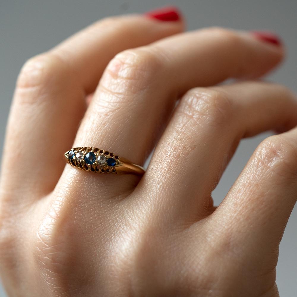 Antiker Ring aus 18 Karat Gold von 1913 mit drei strahlend blauen Saphiren und zwei strahlend weißen Diamanten. Dieser 1913 in London gepunzte Edelsteinring besticht durch sein Design und seine Schönheit. 

HALLMARKS
Krone, 18, Katze, Buchstabe -