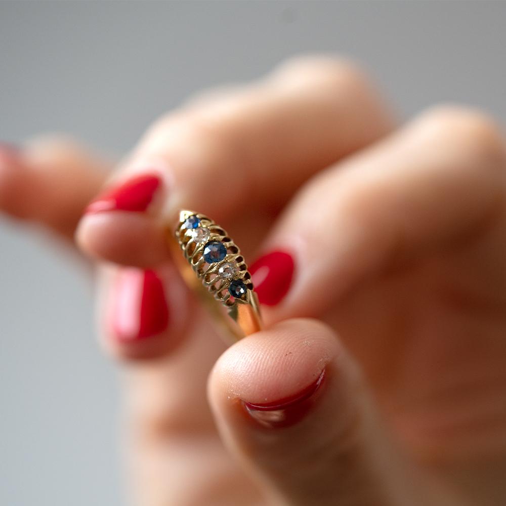 Antiker Ring aus 18 Karat Gold mit Saphiren und Diamanten, 1913 (Alteuropäischer Schliff) im Angebot