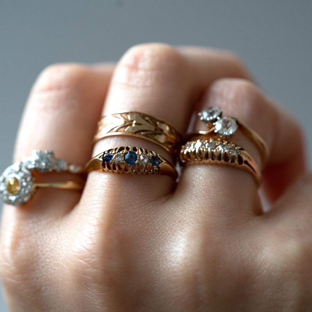 Antiker Ring aus 18 Karat Gold mit Saphiren und Diamanten, 1913 Damen im Angebot