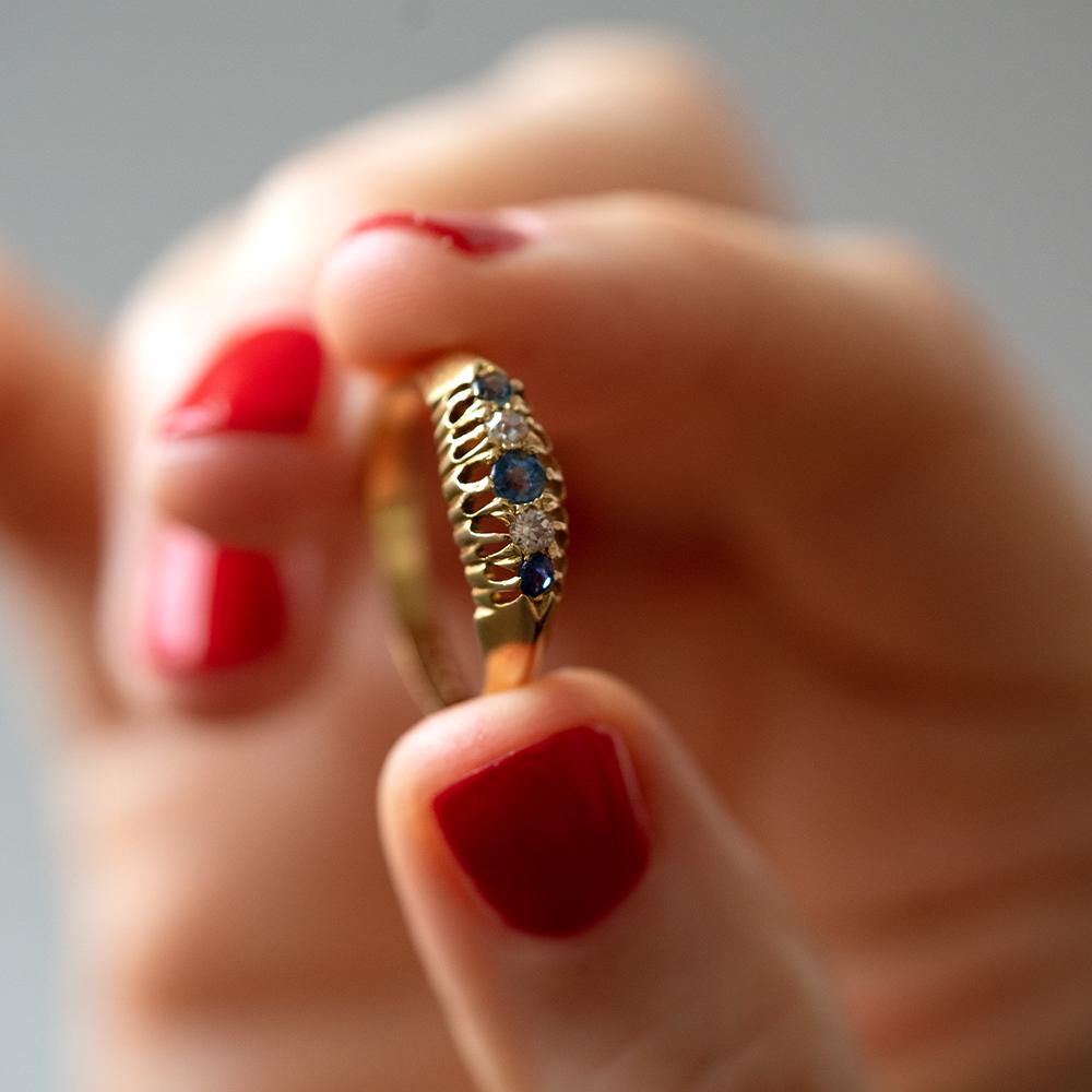 Antiker Ring aus 18 Karat Gold mit Saphiren und Diamanten, 1913 im Angebot 1