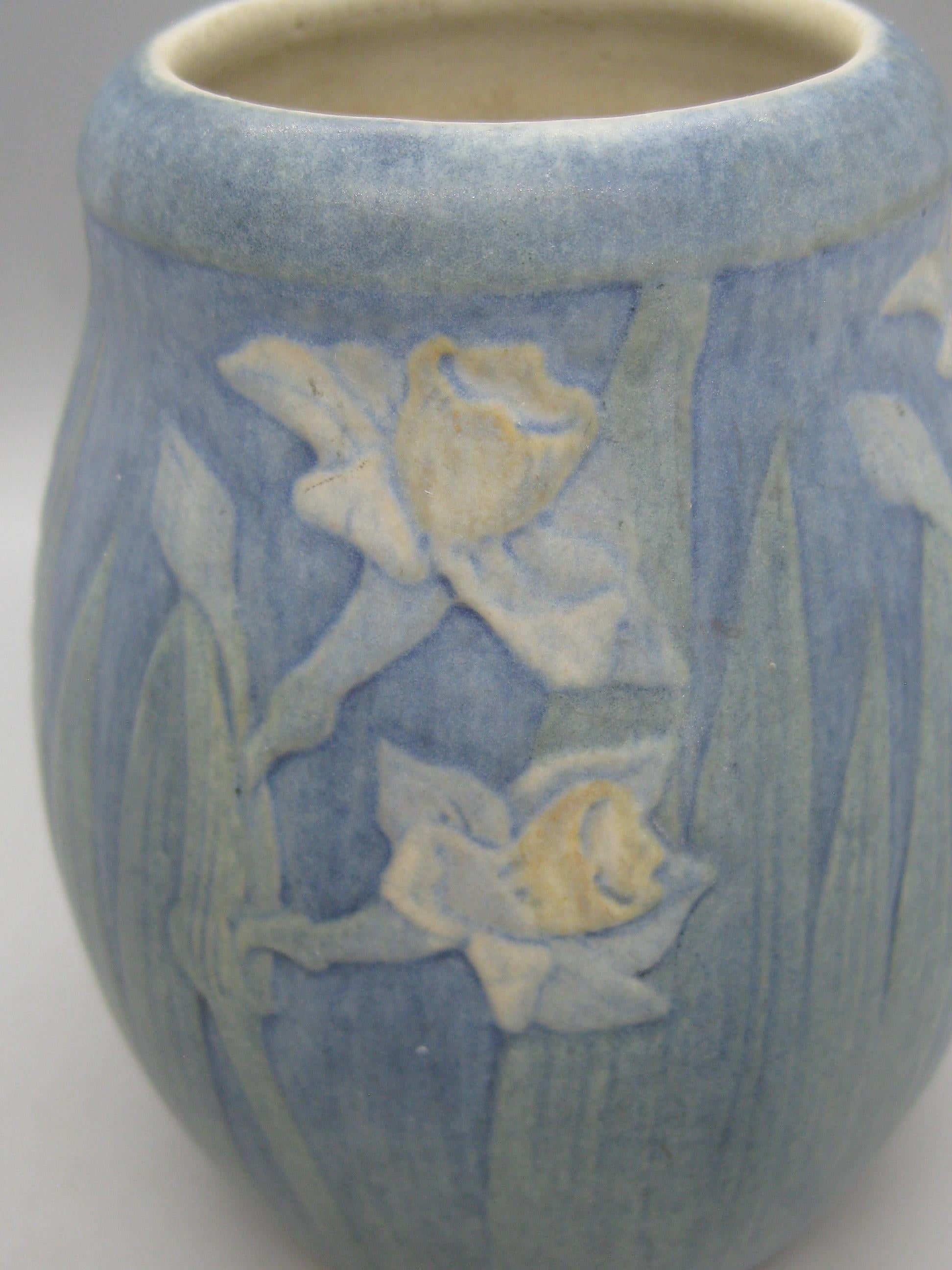 Antique 1914 Arts & Crafts Newcomb College Art Pottery Daffodils Vase In Excellent Condition In San Diego, CA