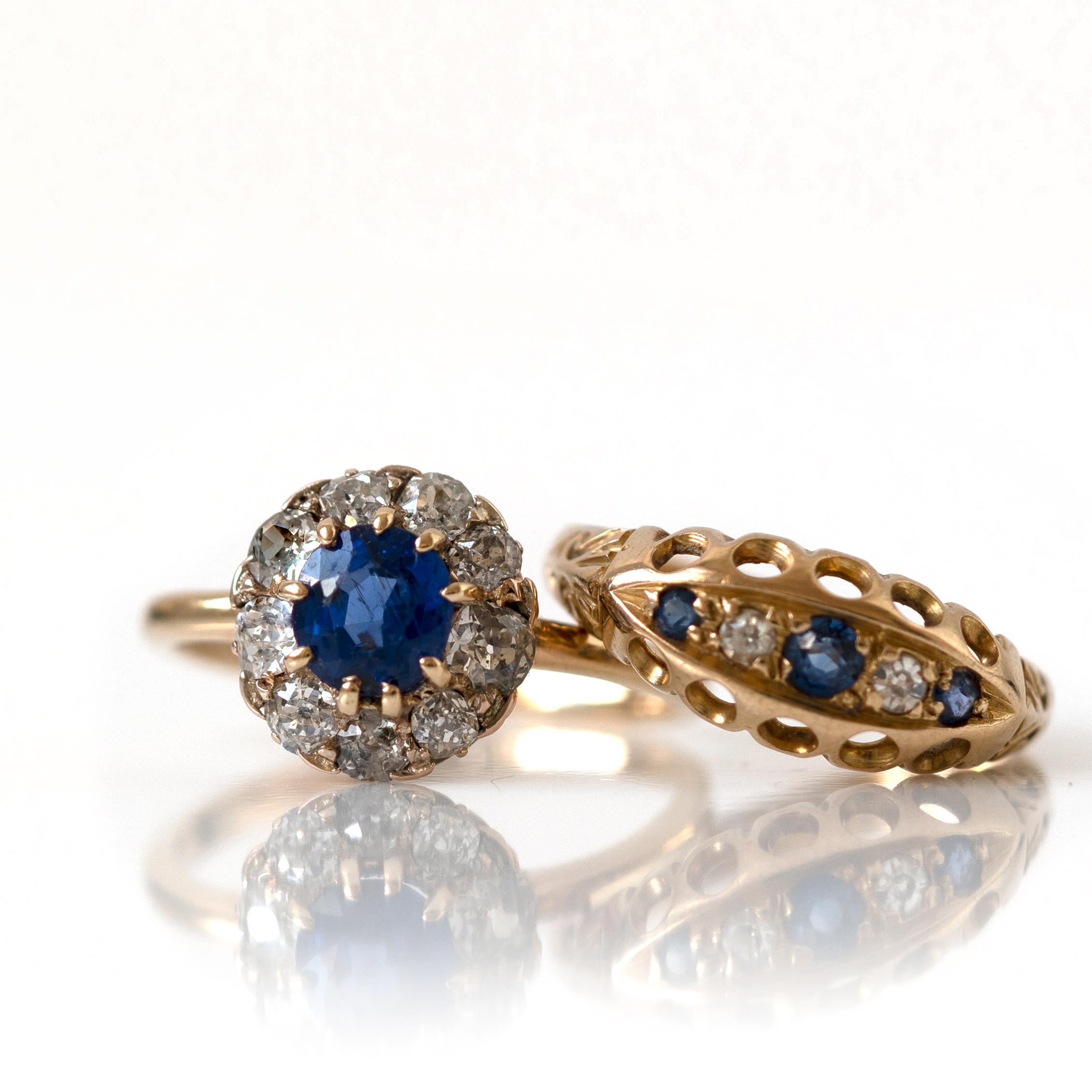 Antiker Ring aus 18 Karat Gold von 1914 mit drei strahlend blauen Saphiren und zwei strahlend weißen Diamanten in einer ausgeschnittenen Spitzenfassung. Dieses Stück wurde 1914 in Birmingham gestempelt.

HALLMARKS
18, Anker, Buchstabe -