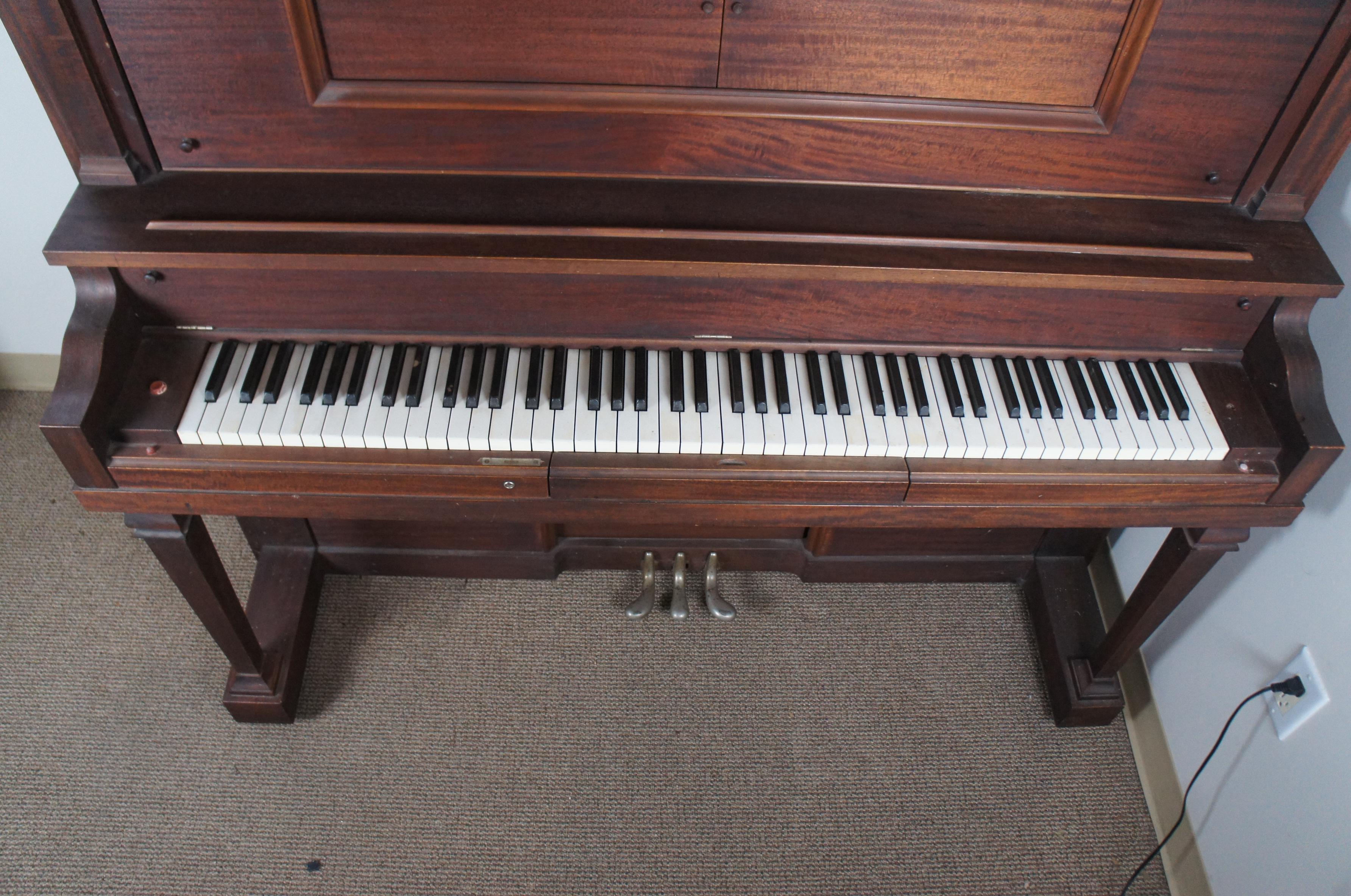 Antique 1915 Mahogany Chicago Cable Company Carolina Inner Player Upright Piano  In Good Condition For Sale In Dayton, OH