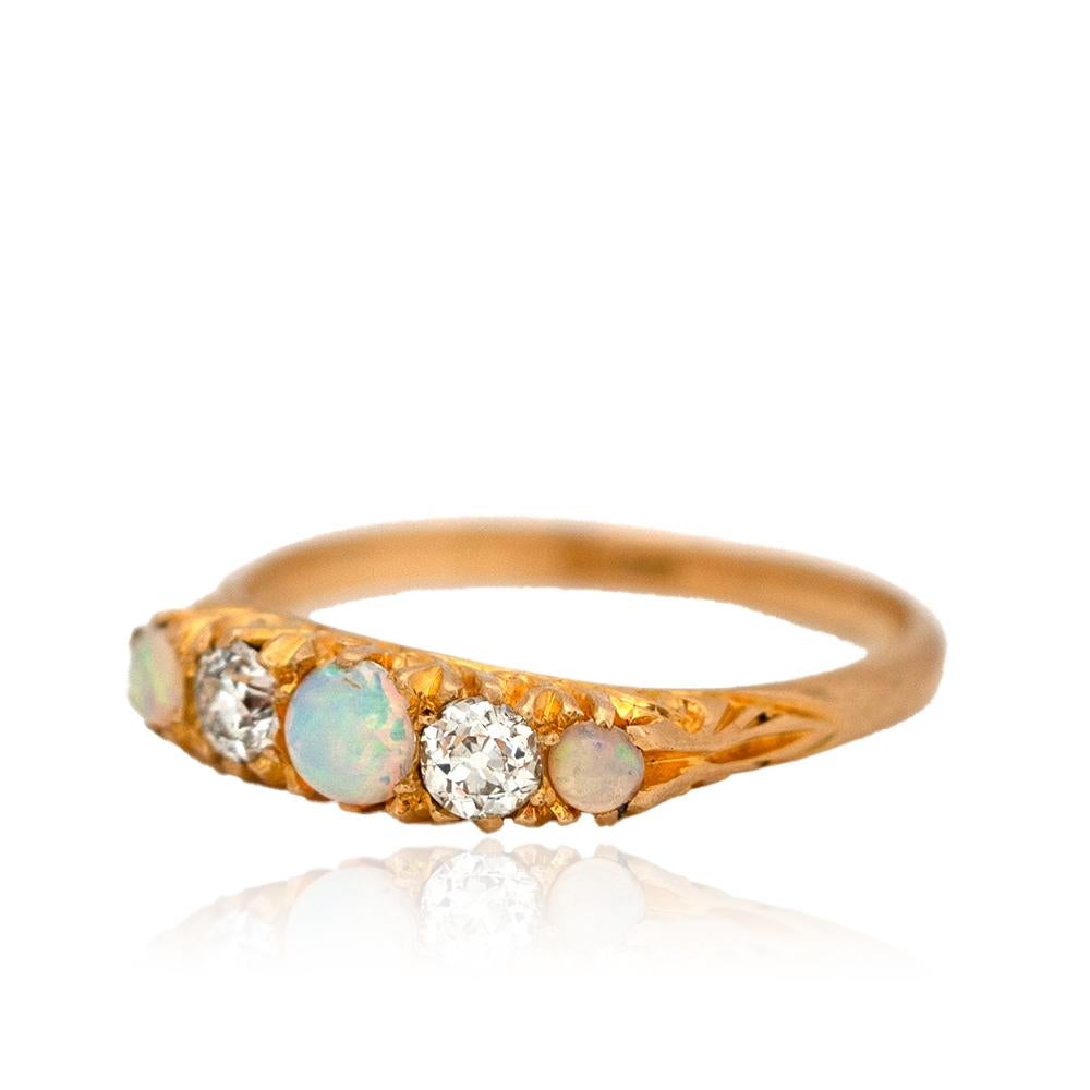 Anello antico in oro 18ct con opale e diamanti del 1915 In condizioni buone in vendita a London, GB