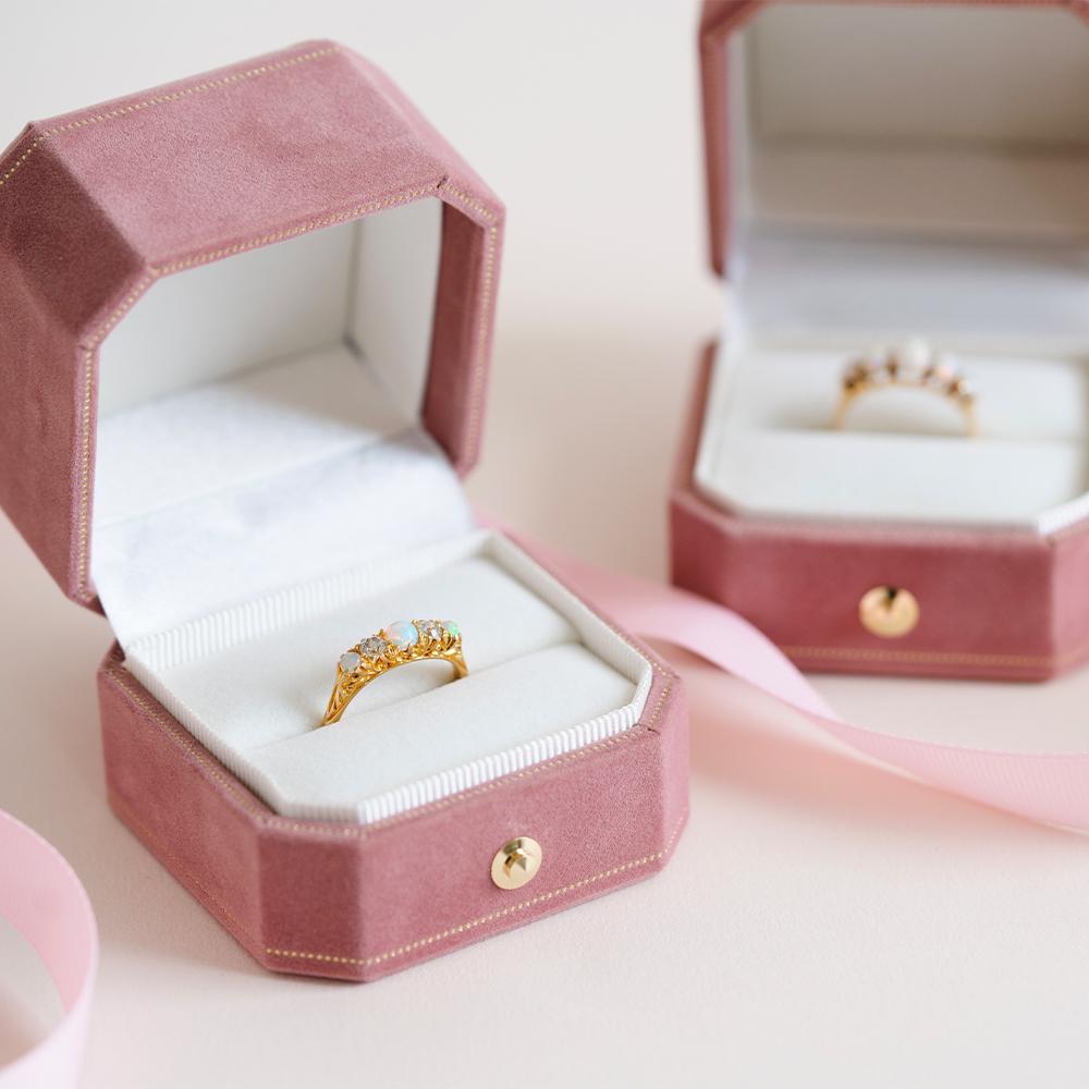 Anello antico in oro 18ct con opale e diamanti del 1915 in vendita 2