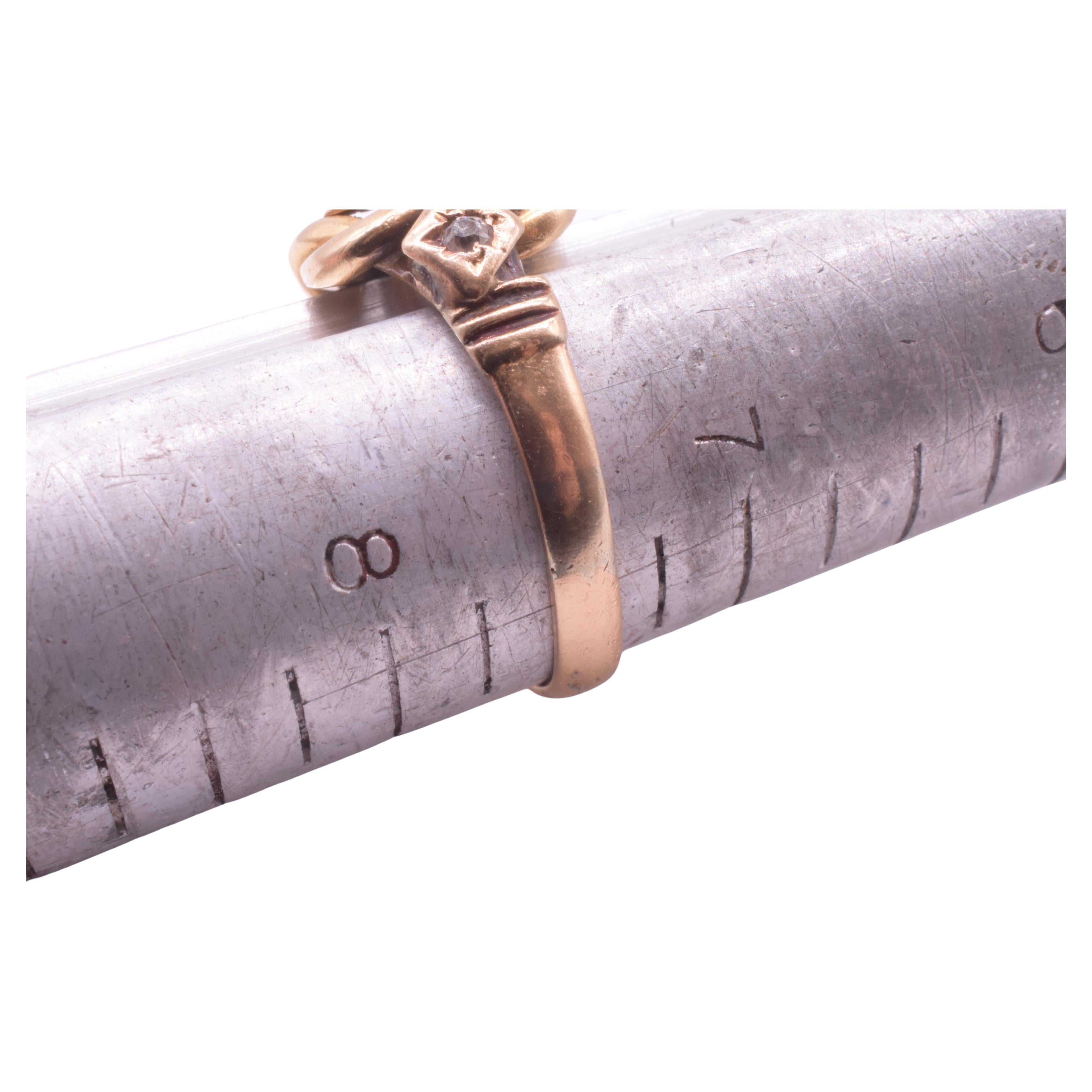 Antiker Ring aus 18 Karat und mit Diamanten besetztem Liebesknoten mit eindeutigen Punzierungen für Chester, 1917. Das Motiv des Knotens ist ein viktorianisches Symbol der Liebe. Bis zum Ersten Weltkrieg erfreute er sich weiterhin großer