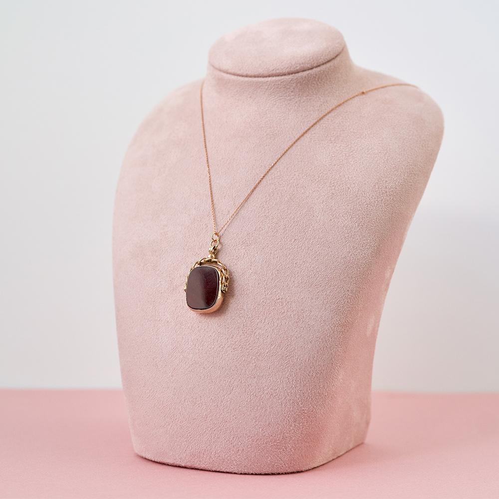 Step back in time with our Antique 1917 Carnelian 9ct Rose Gold Swivel Fob Necklace, a piece that exudes the elegance and charm of the early 20th century. This exquisite pendant features a beautifully polished Carnelian on one side, set in a 9ct
