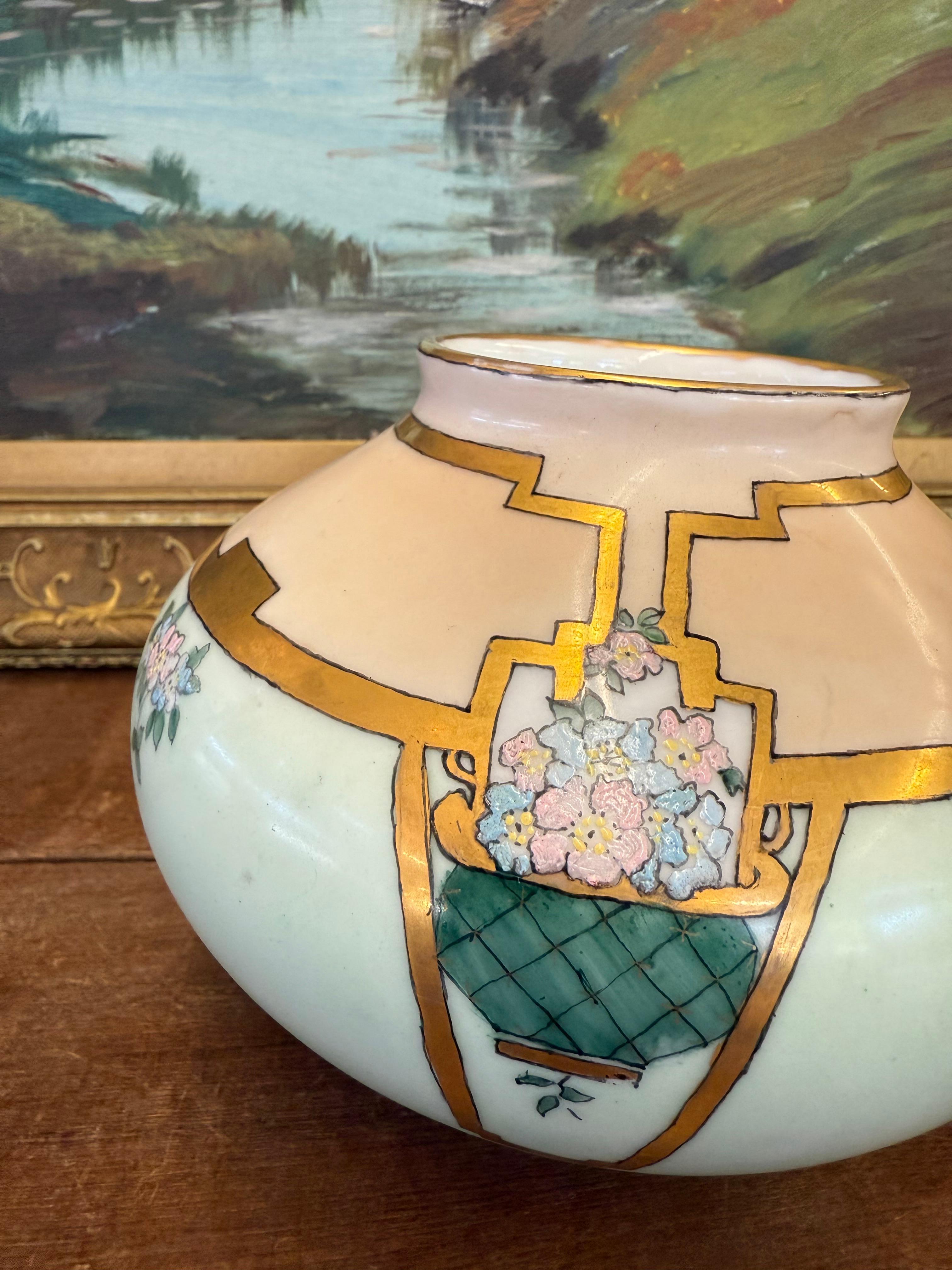 Antique 1918 Hand-Painted Porcelain Vase Signed Floral Art Nouveau Style principios del siglo XX en venta