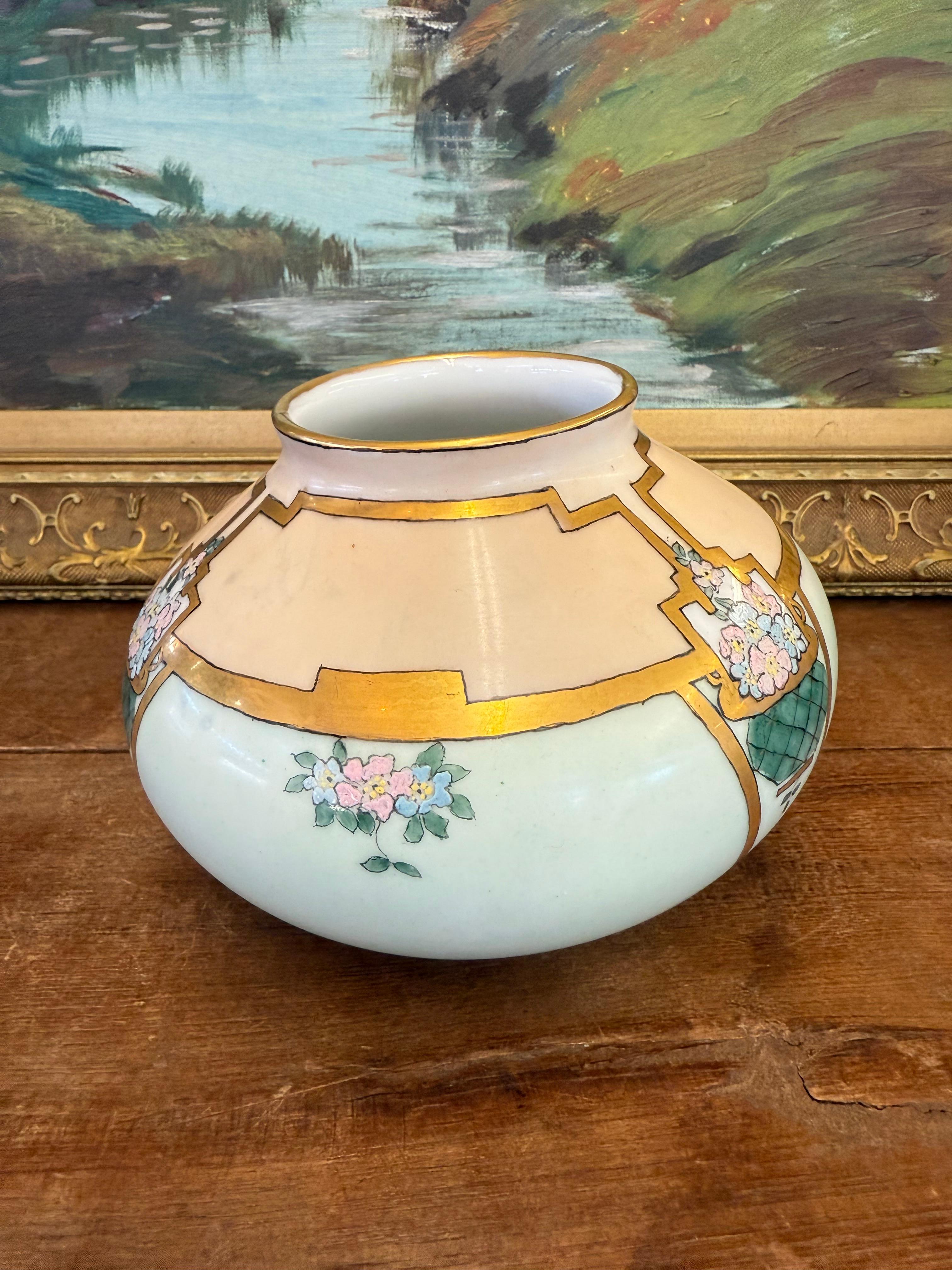 Antique 1918 Hand-Painted Porcelain Vase Signed Floral Art Nouveau Style Porcelana en venta