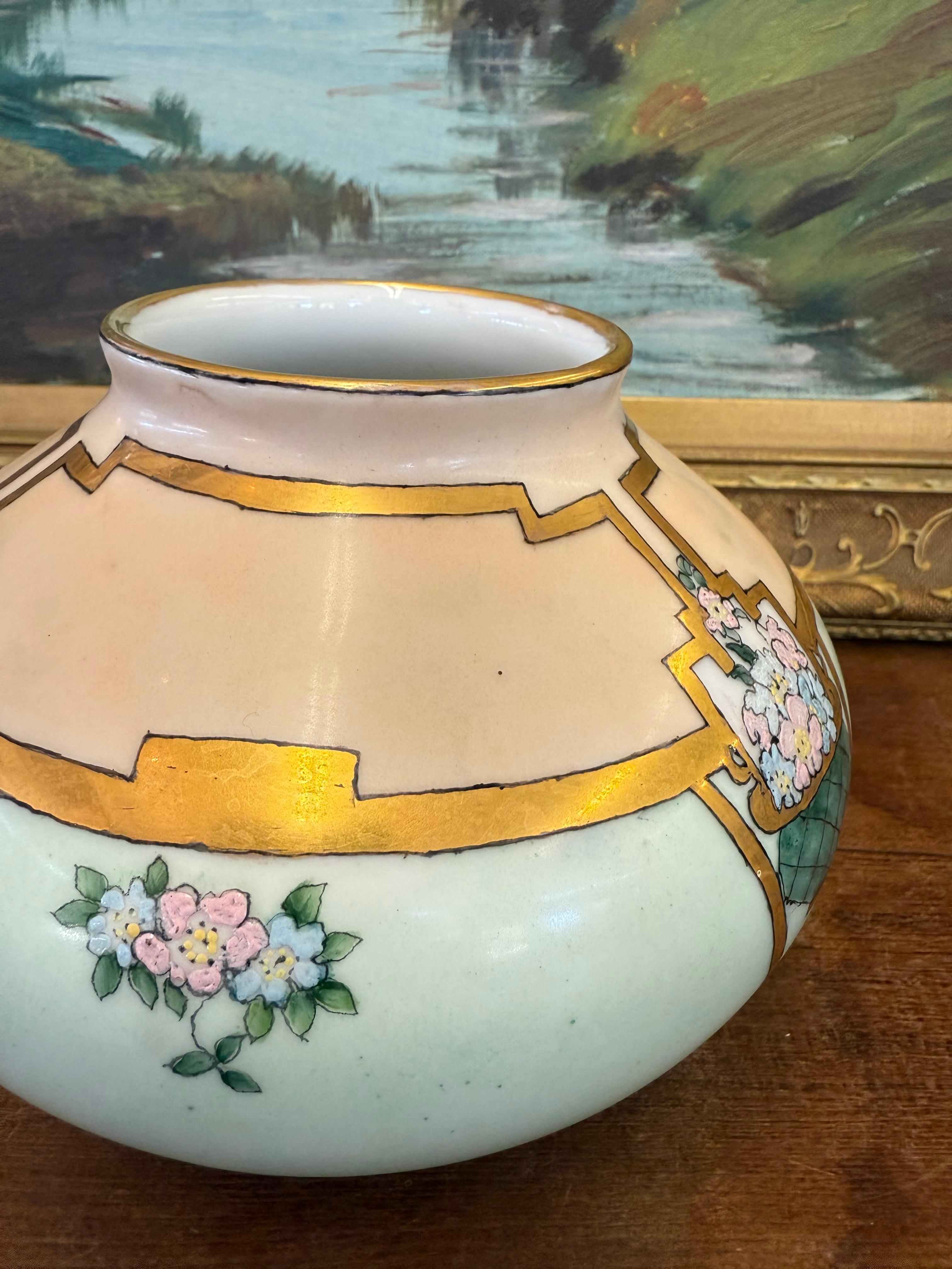 Antique 1918 Hand-Painted Porcelain Vase Signed Floral Art Nouveau Style en venta 1