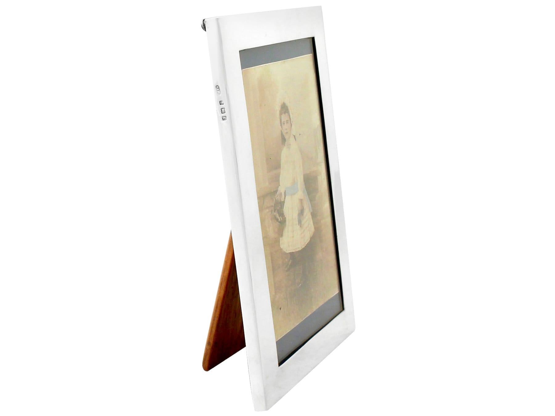 A fine and impressive antique George V English sterling silver photograph frame an addition to our collection of ornamental silverware.

This fine antique George V sterling silver photo frame has a plain rectangular form.

The surface of this