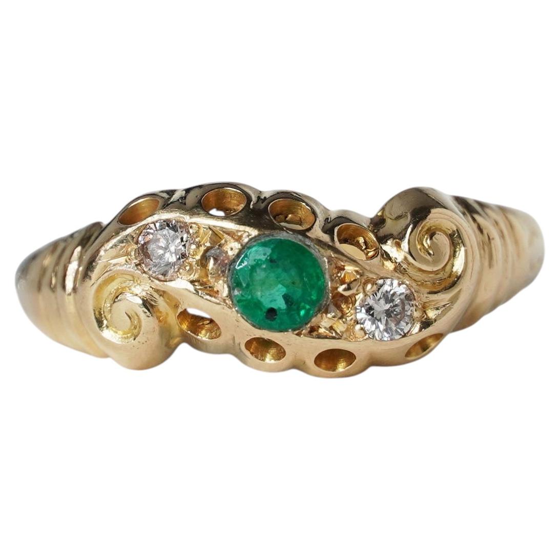 Antique 1919 Edwardian Emerald Diamond 18ct Gold Three Stone Boat Ring N.5 / 7 For Sale