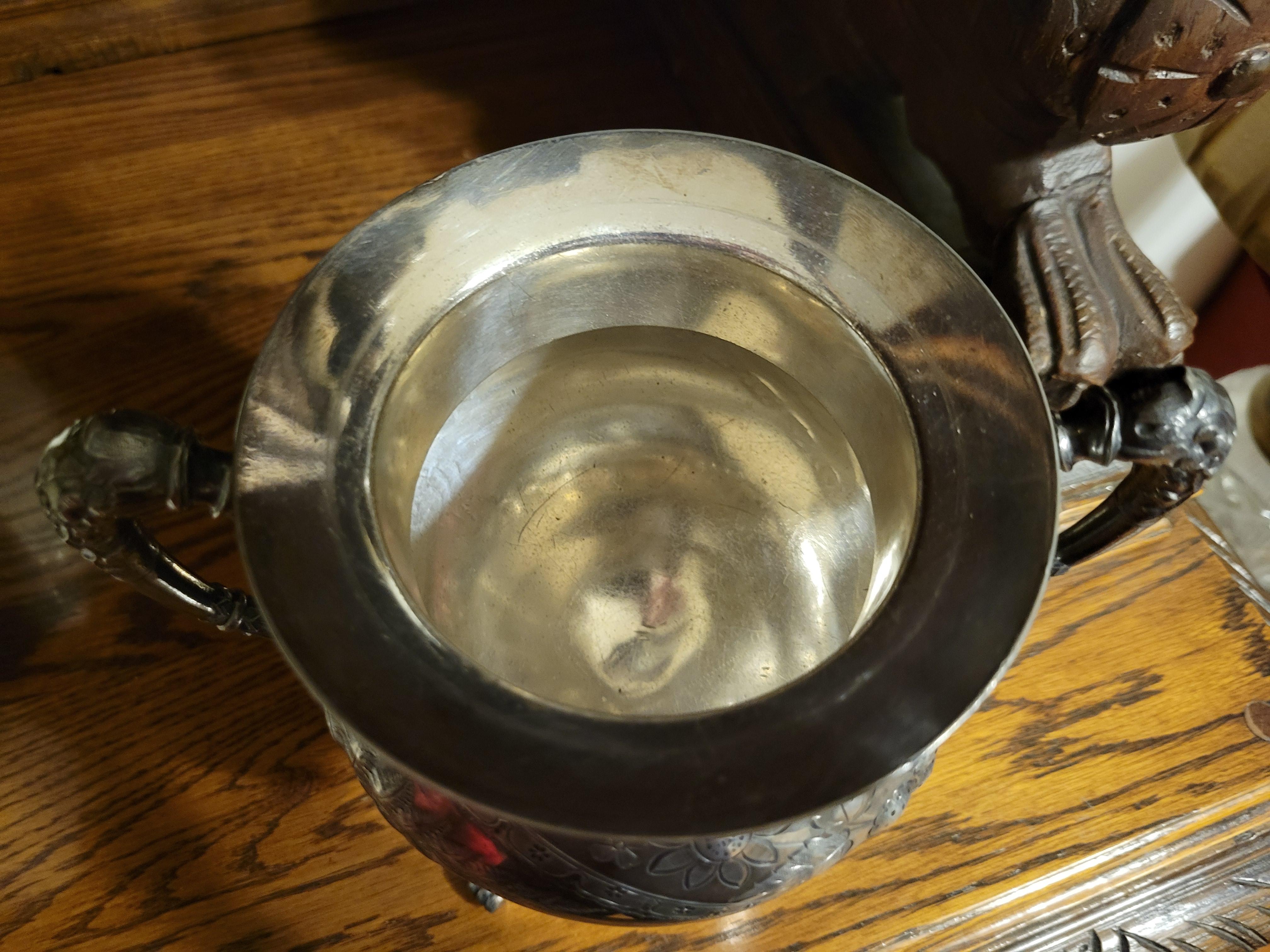 Silver Plate Antique, 1919, Meriden Britannia Company Silverplated Urn  For Sale